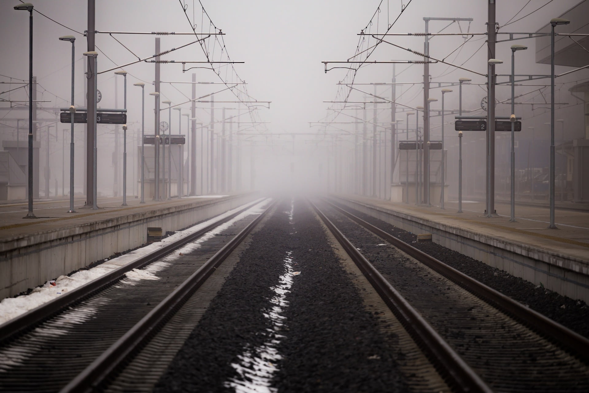 vanishing point, day, railway, smog, no people, diminishing perspective, technology, rail, railroad track, built structure, railroad, architecture, sky, HD Wallpaper