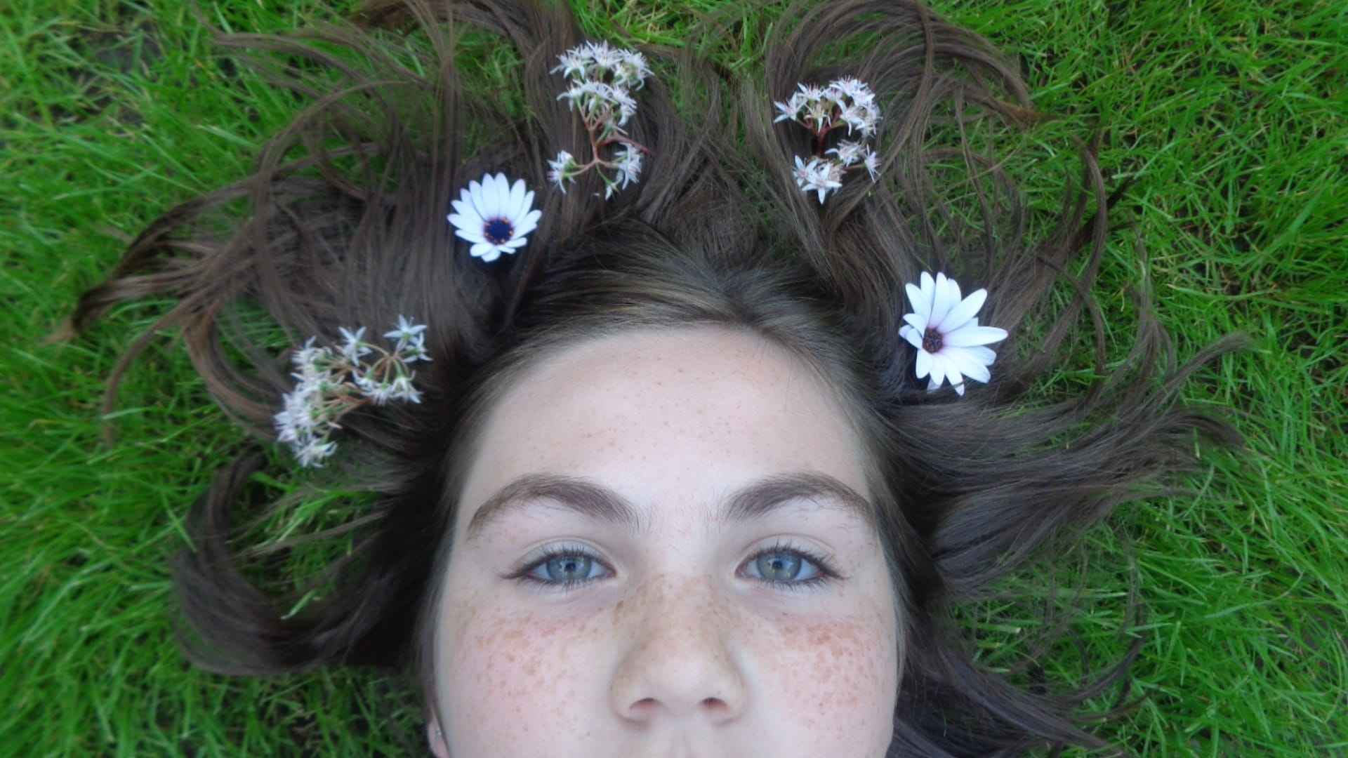 one person, beauty, directly above, lying on back, leisure activity, looking at camera, plant, front view, young adult, women, headshot, hairstyle, 1080P, HD Wallpaper