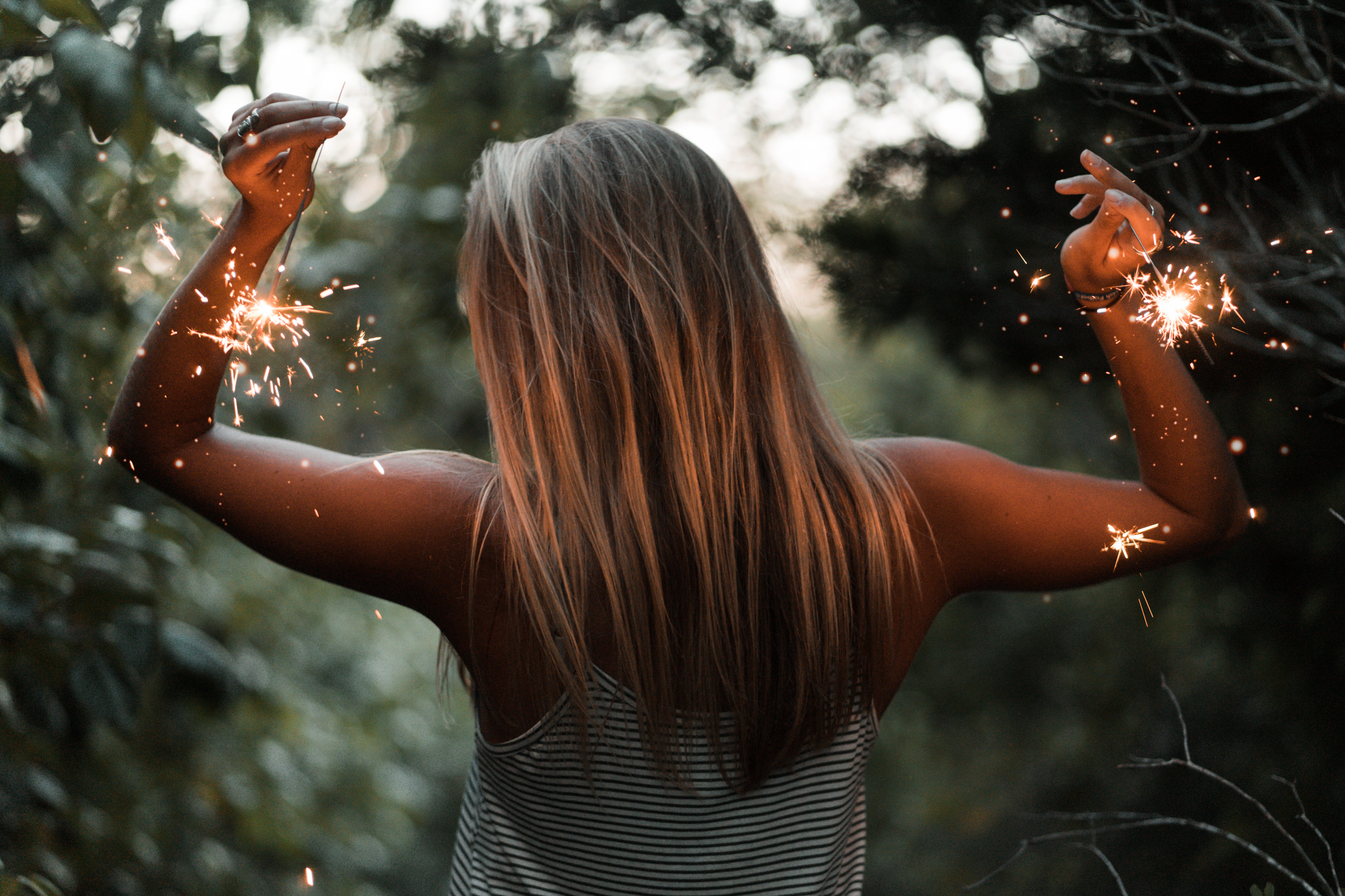 5K, beauty In Nature, long Hair, one Person, lifestyles, outdoors, smiling, human Hand, cute, background, bushes, enjoyment, beauty, beautiful, HD Wallpaper