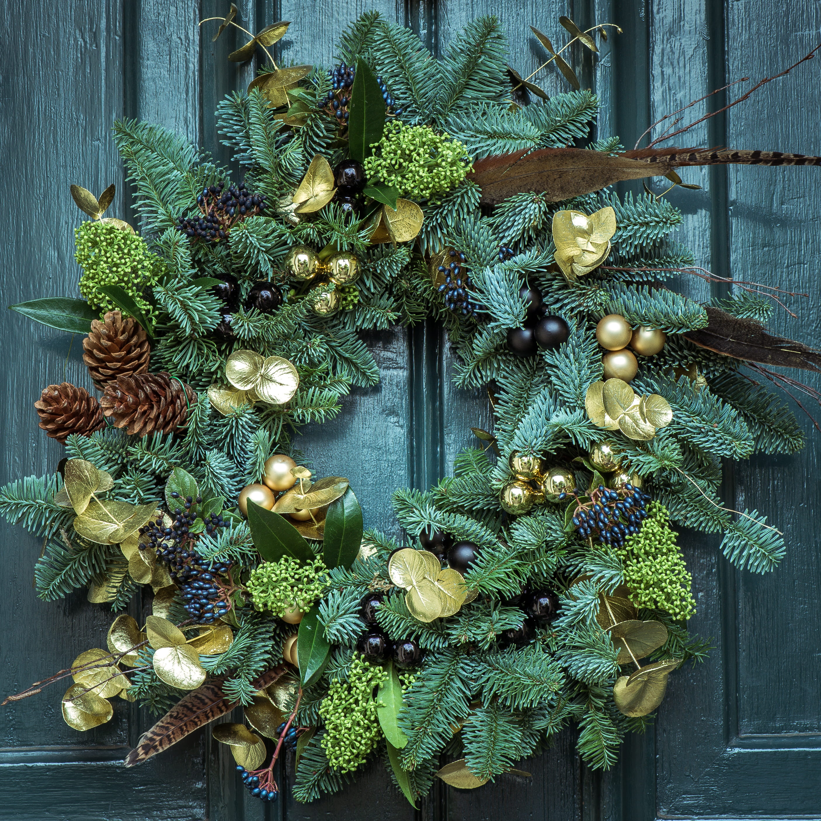 wood - material, christmas ornament, decoration, pine cone, christmas, no people, berries, wreath, floral, cones, brown, green, christmas tree, green color, Phone HD Wallpaper