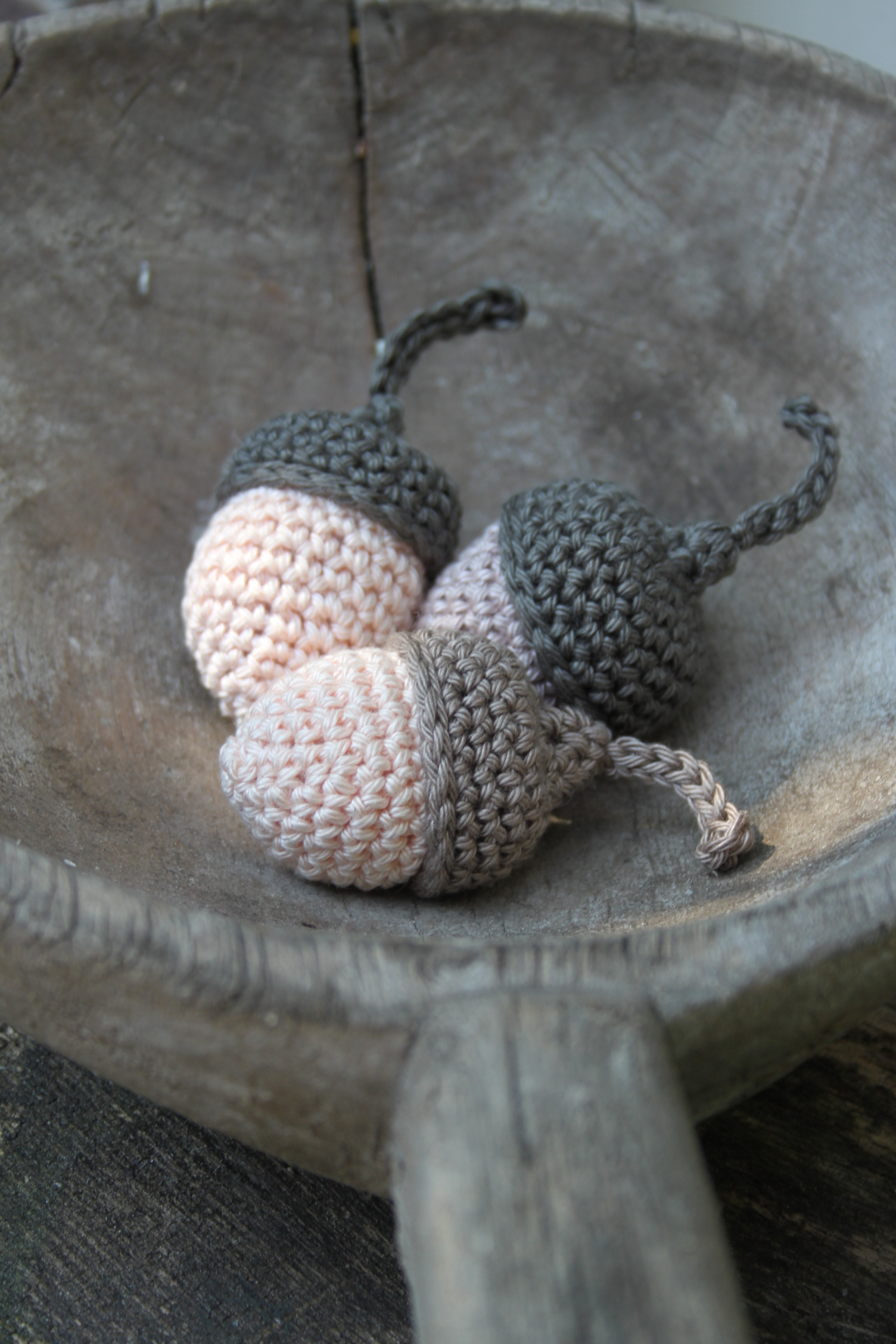 old wooden scoop, crochet acorns, food, kitchen utensil, textile, selective focus, acorn, material, 2K, ball of wool, indoors, craft, brocante, crochet, Phone HD Wallpaper