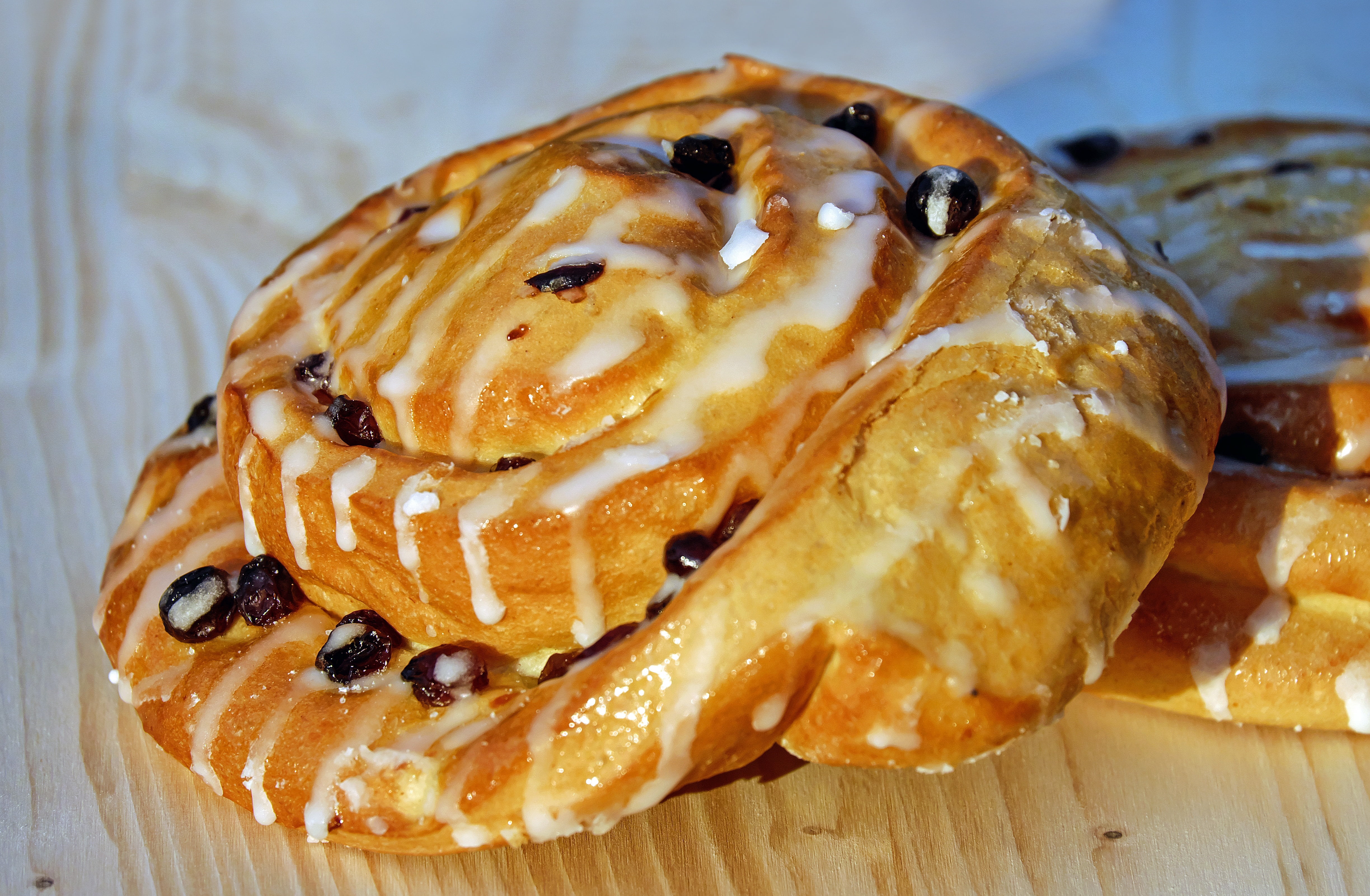 indulgence, cake, sweet food, fruit, food and drink, temptation, close-up, day, glaze, sweet, oven noodle, ready-to-eat, no people, raisins, brown, bread, HD Wallpaper