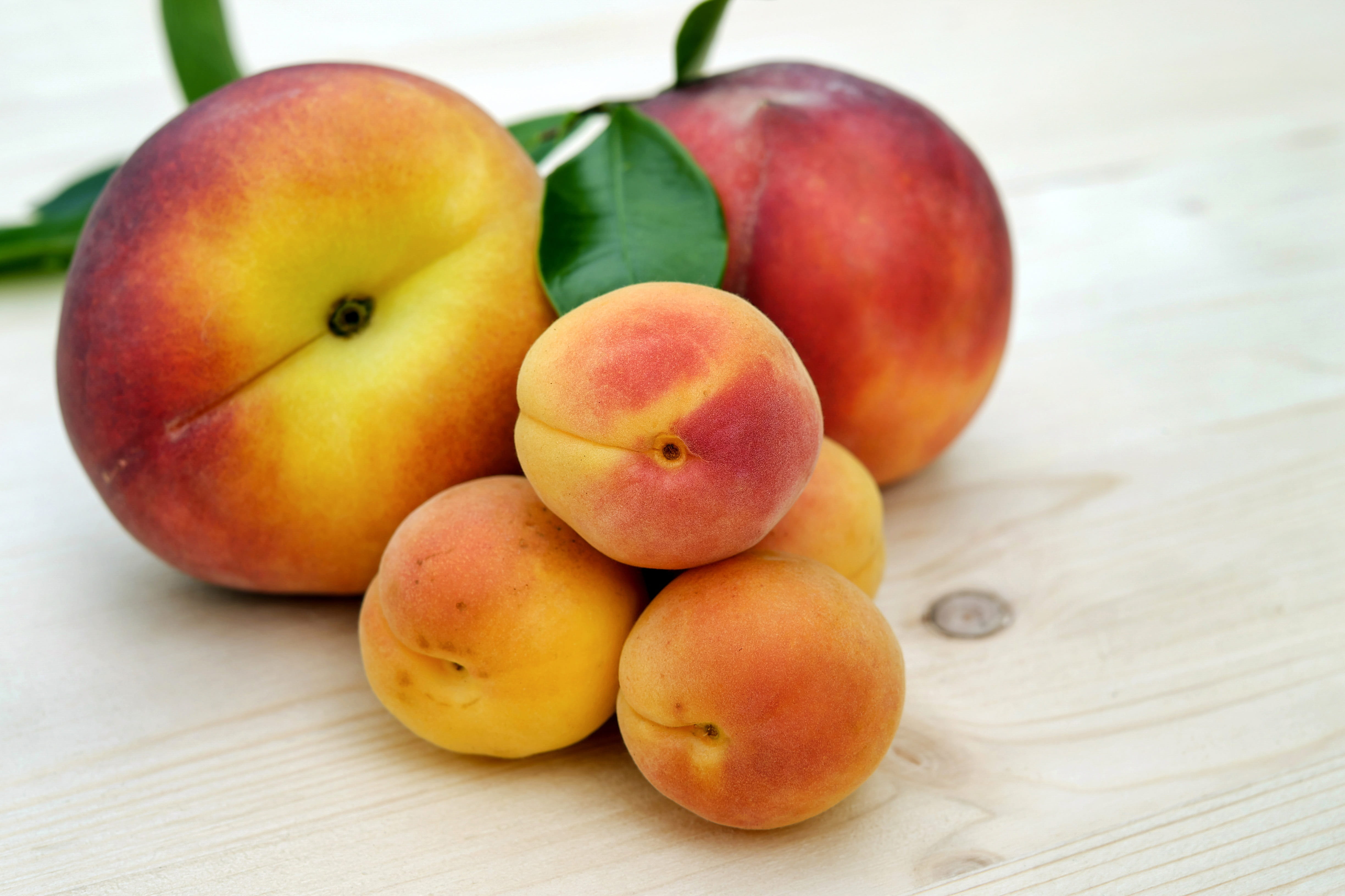 wellbeing, apple - fruit, table, no people, summer, Peach, ripe, panel, sugar apricots, food and drink, group of objects, focus on foreground, healthy, HD Wallpaper
