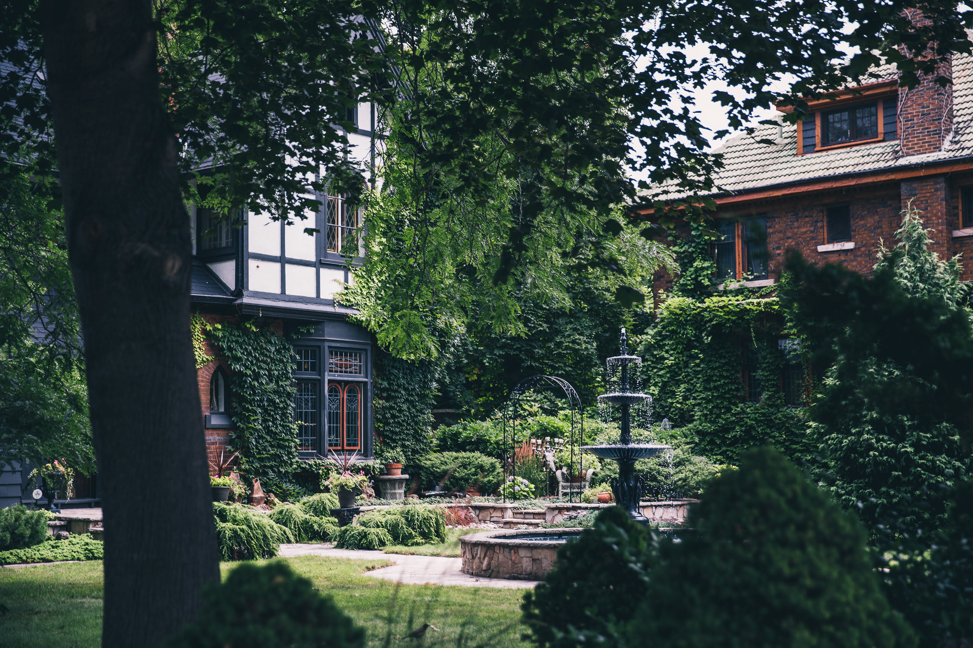 no people, courtyard, park, sculpture, building exterior, house, vintage, liquid, splashing, sprays, fountain, shrubs, growth, green color, style, trees, HD Wallpaper