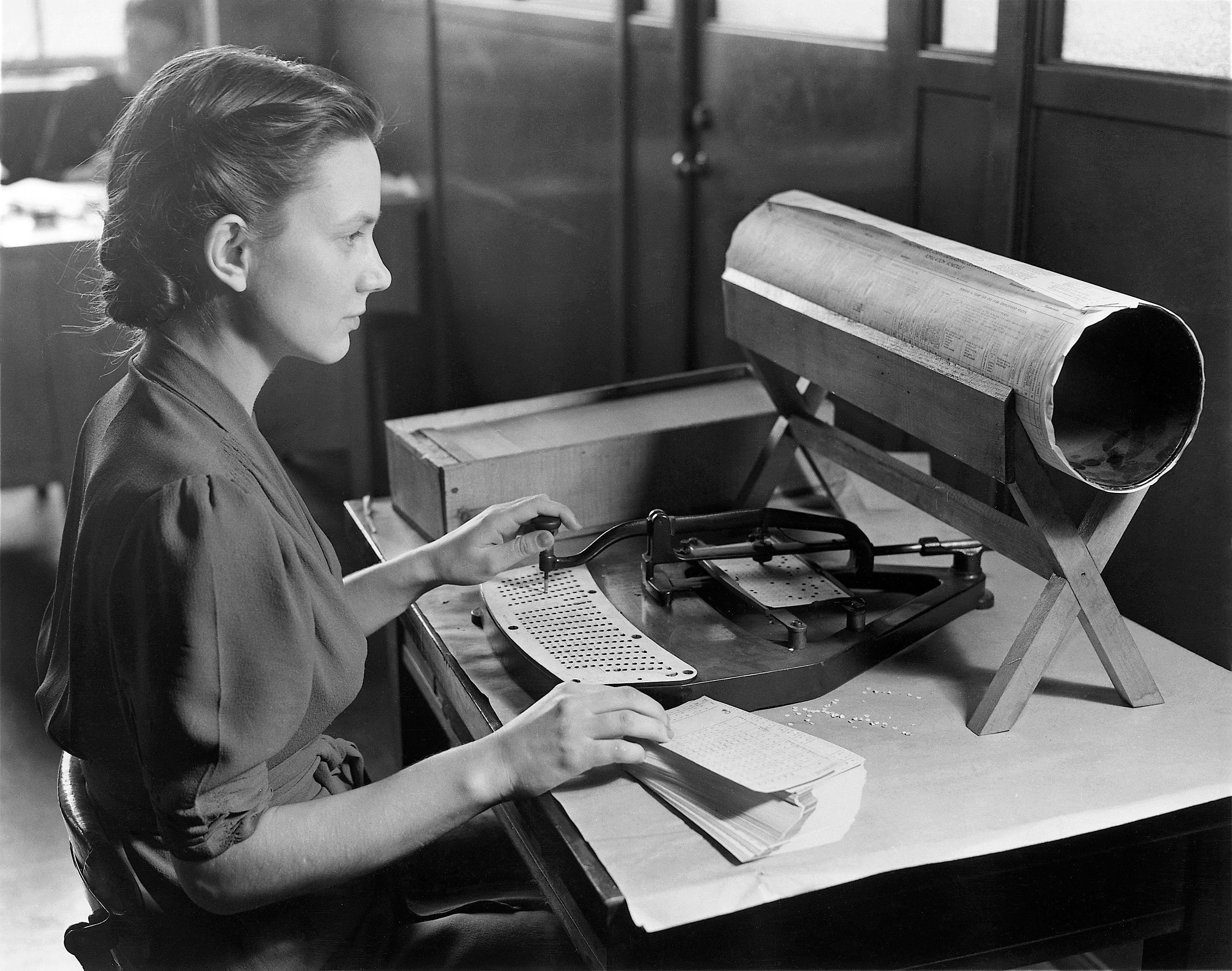 one person, hole kartenlocher, data, table, adult, board, young adult, card punch, grayscale, lochkartenstanzer, records, 2K, communication, key punch, HD Wallpaper