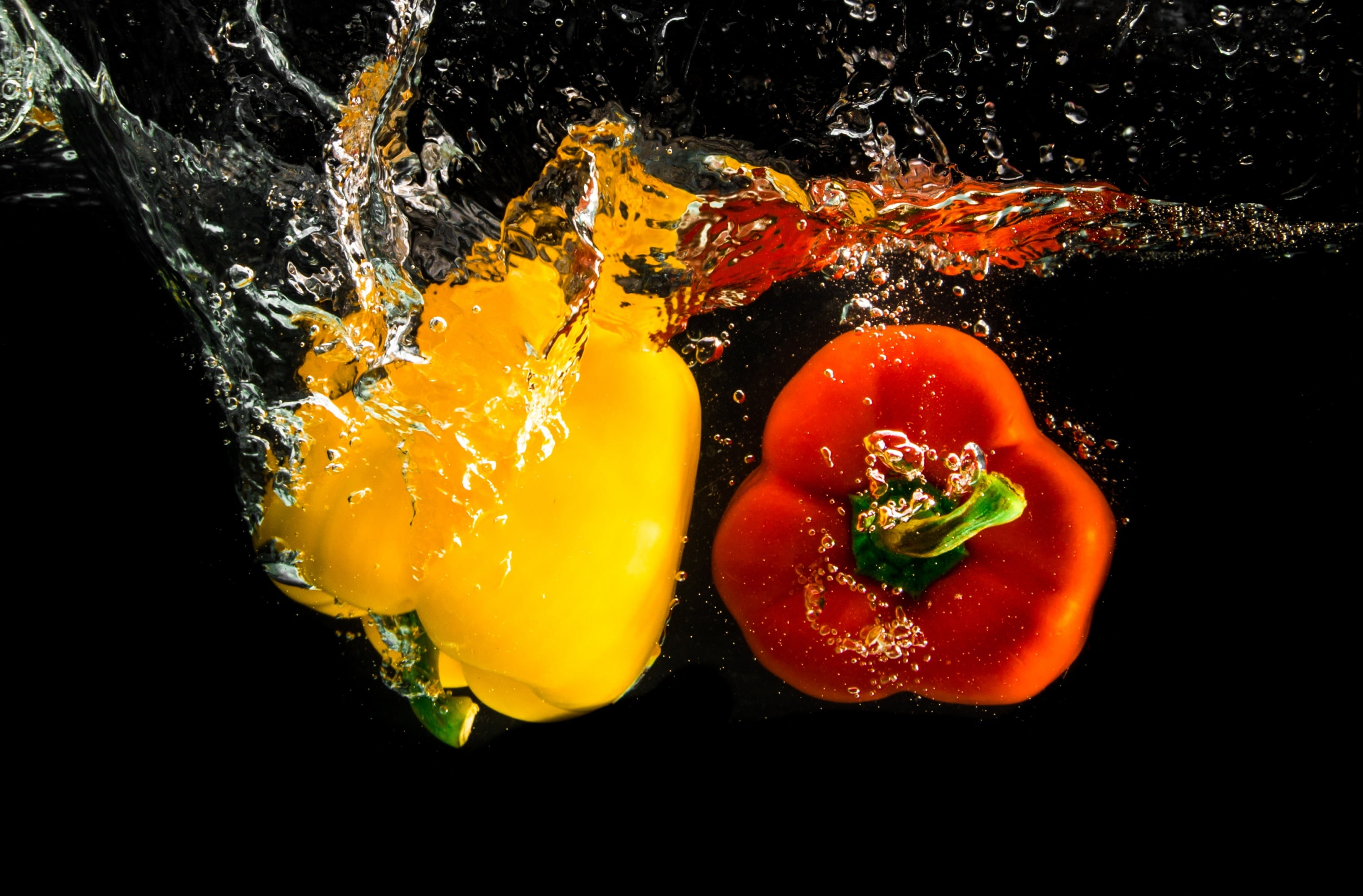 bell pepper, Splash, 2K, healthy eating, pepper, no people, Water, food, RedPepper, freshness, yellowpepper, underwater, vegetarian food, breakfast, studio shot, HD Wallpaper