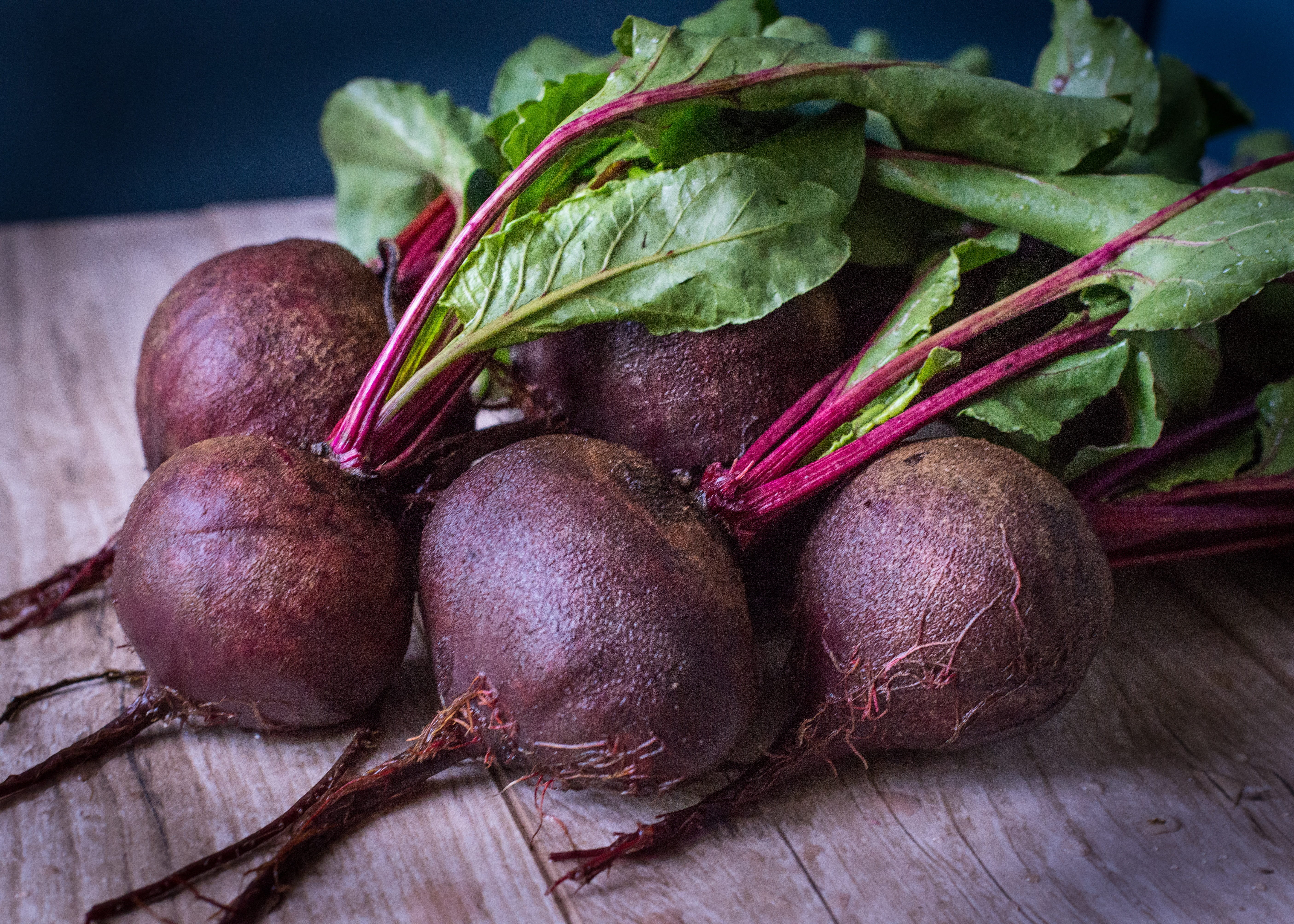 5K, root vegetable, leaf, close-up, green, food, studio shot, vegetarian food, table, wellbeing, indoors, wood - material, beet, still life, purple, vegetable, HD Wallpaper