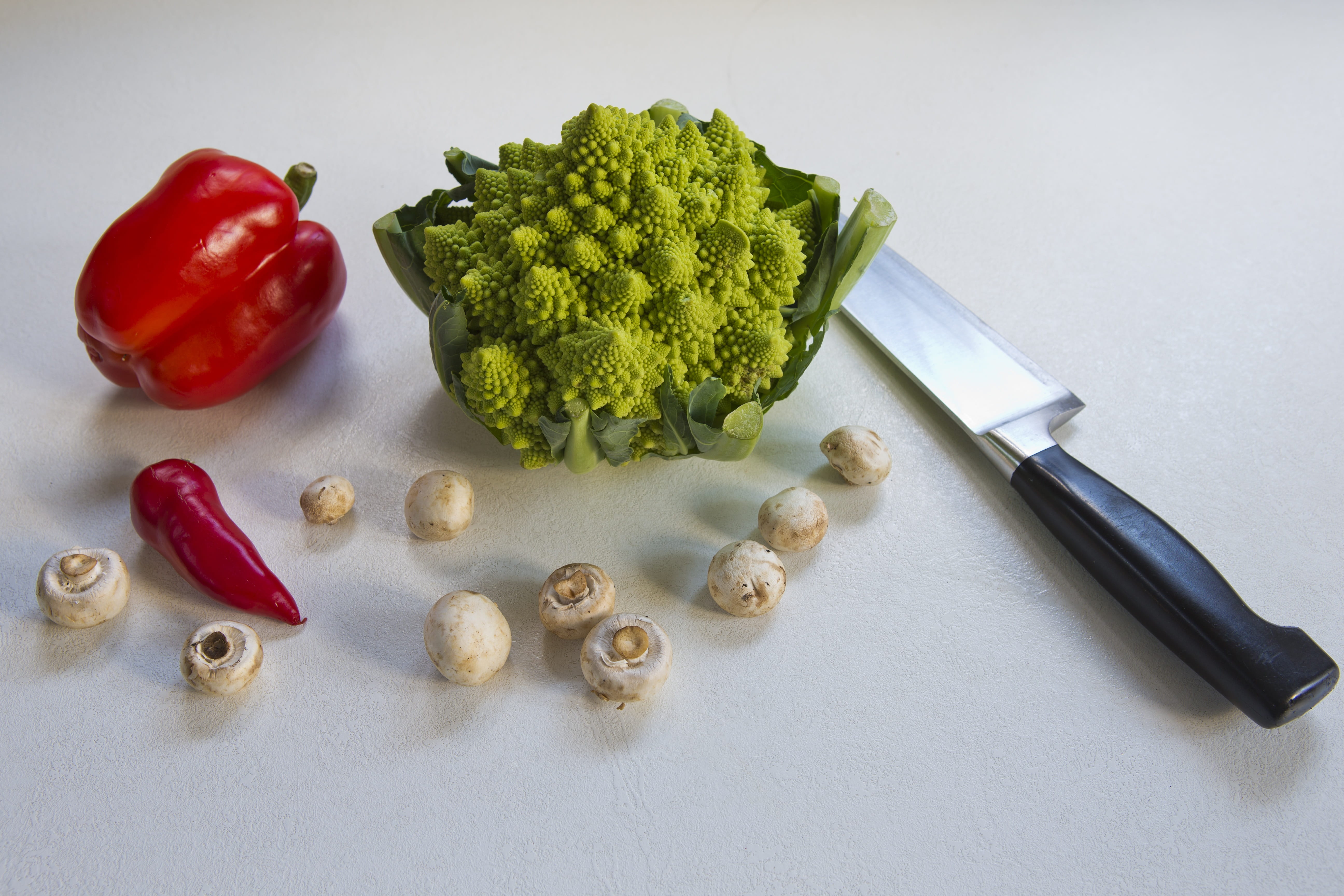 Cauliflower, spice, bell pepper, red, preparing food, indoors, no people, pepper, studio shot, Romanesca, cutting board, button mushrooms, food and drink, HD Wallpaper