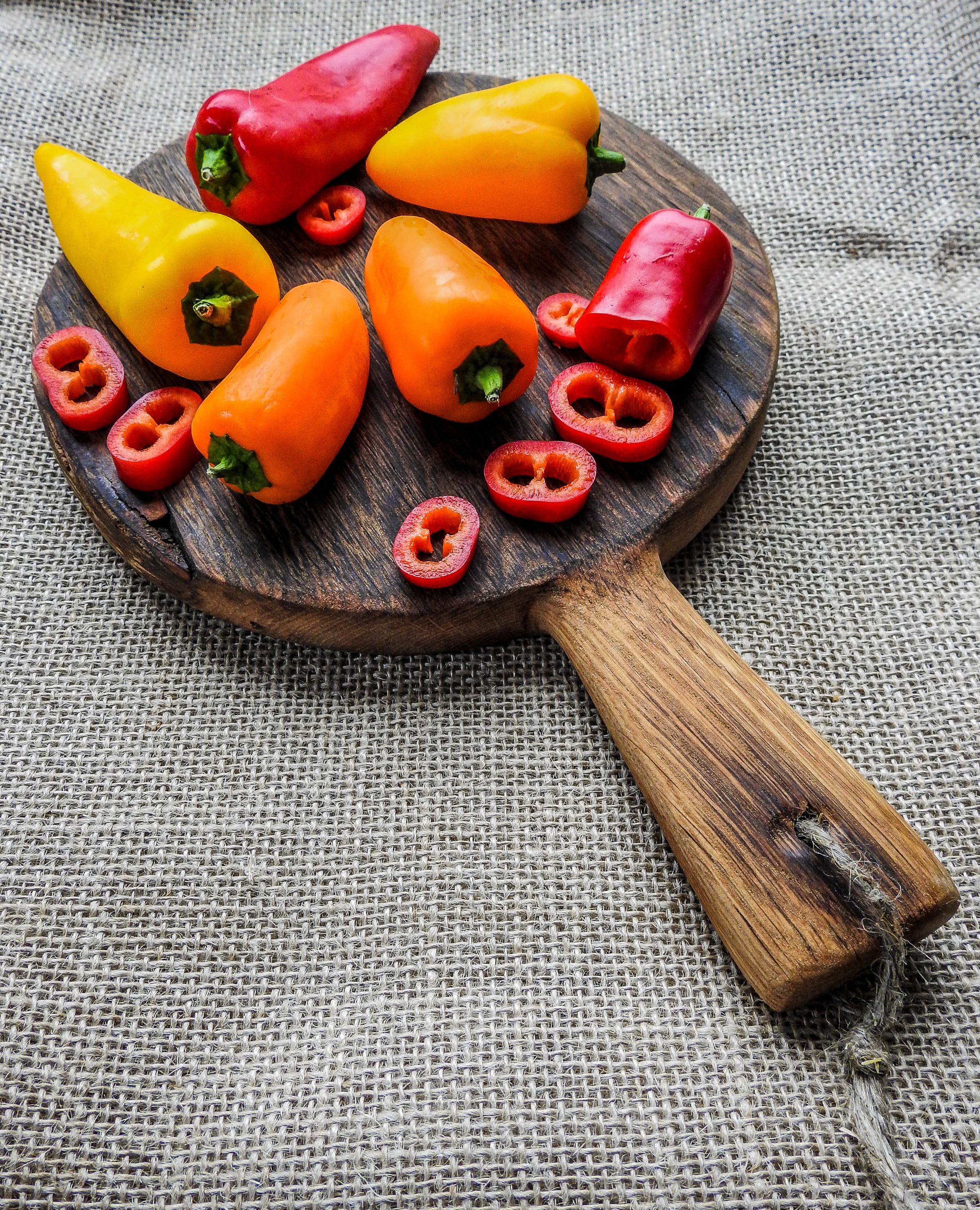 platter, 2K, wood - material, food and drink, still life, indoors, raw, textile, vegetarian, kitchen, vegetable, spice, no people, pepper, red, healthy eating, Phone HD Wallpaper