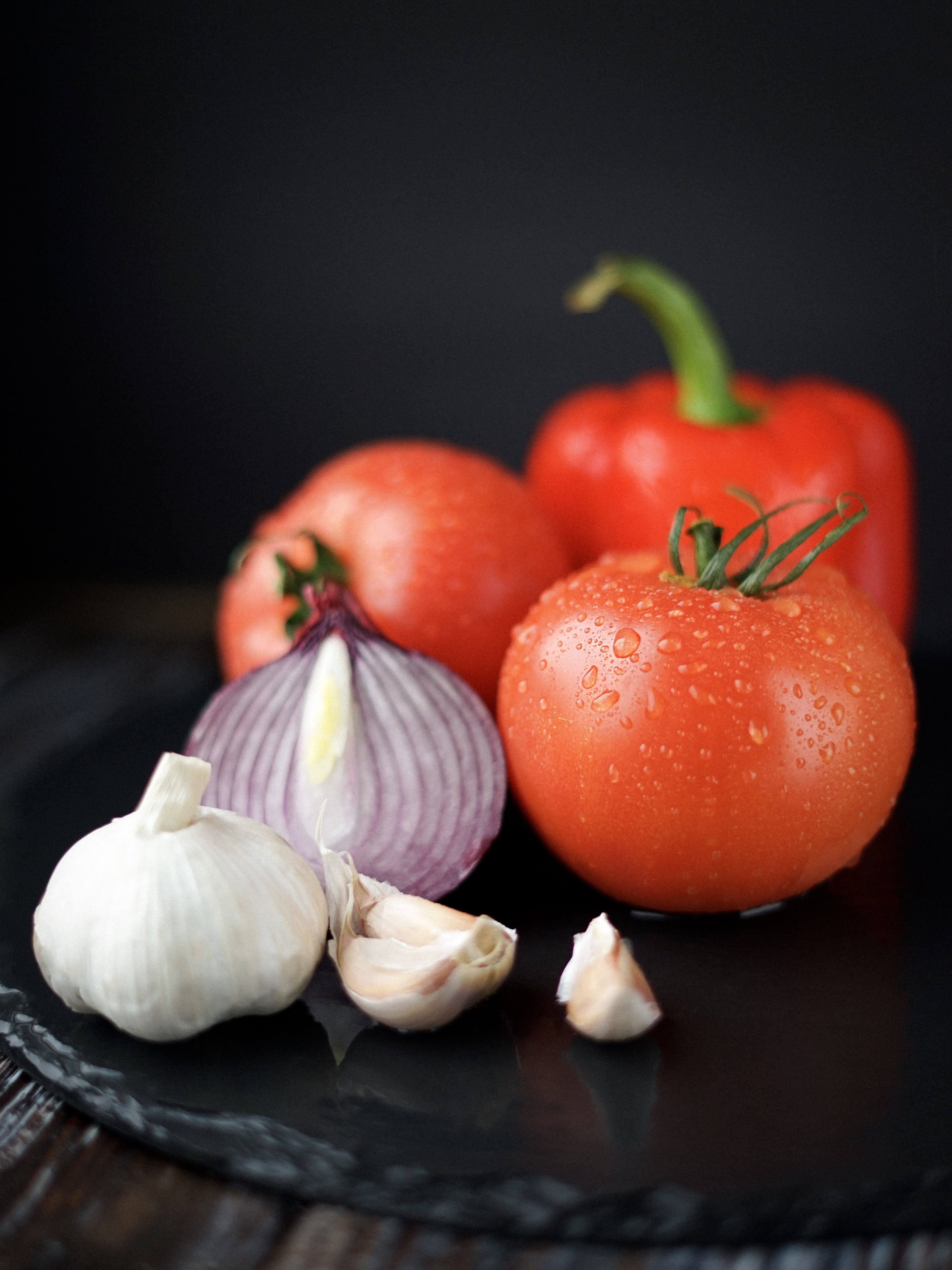 spice, group of objects, onion, ingredient, wellbeing, food and drink, 4K, black background, indoors, food, focus on foreground, tomatoes, garlic bulb, Phone HD Wallpaper
