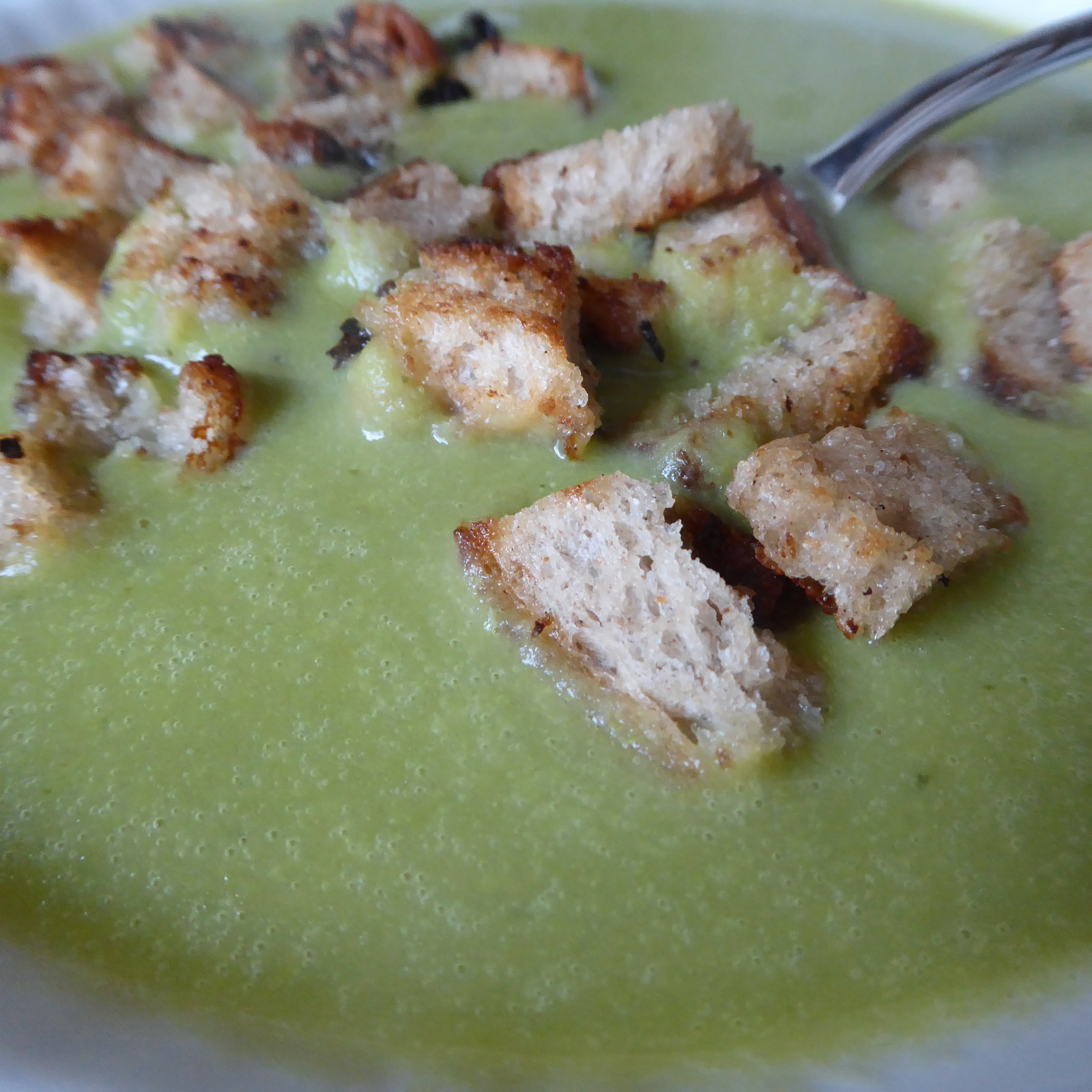 croutons, eat, food, pea soup, food and drink, bread, serving size, stew, 2K, spoon, freshness, kitchen utensil, healthy eating, soup, wellbeing, meal, Phone HD Wallpaper