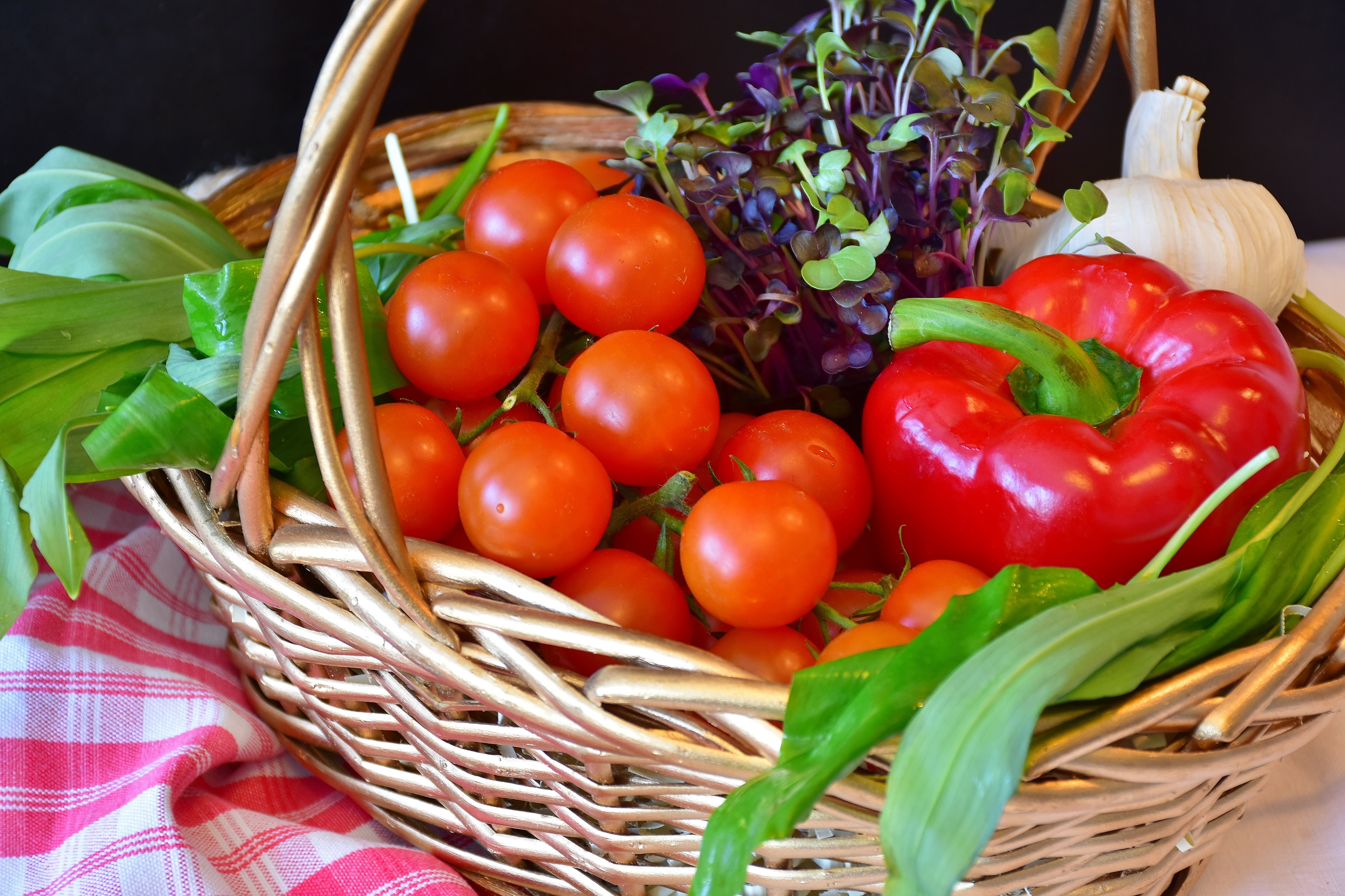 vegetarian, frisch, nutrition, wellbeing, 5K, tomatoes, close-up, food, vitamins, tomato, wicker, farmers local market, healthy eating, still life, plant part, HD Wallpaper