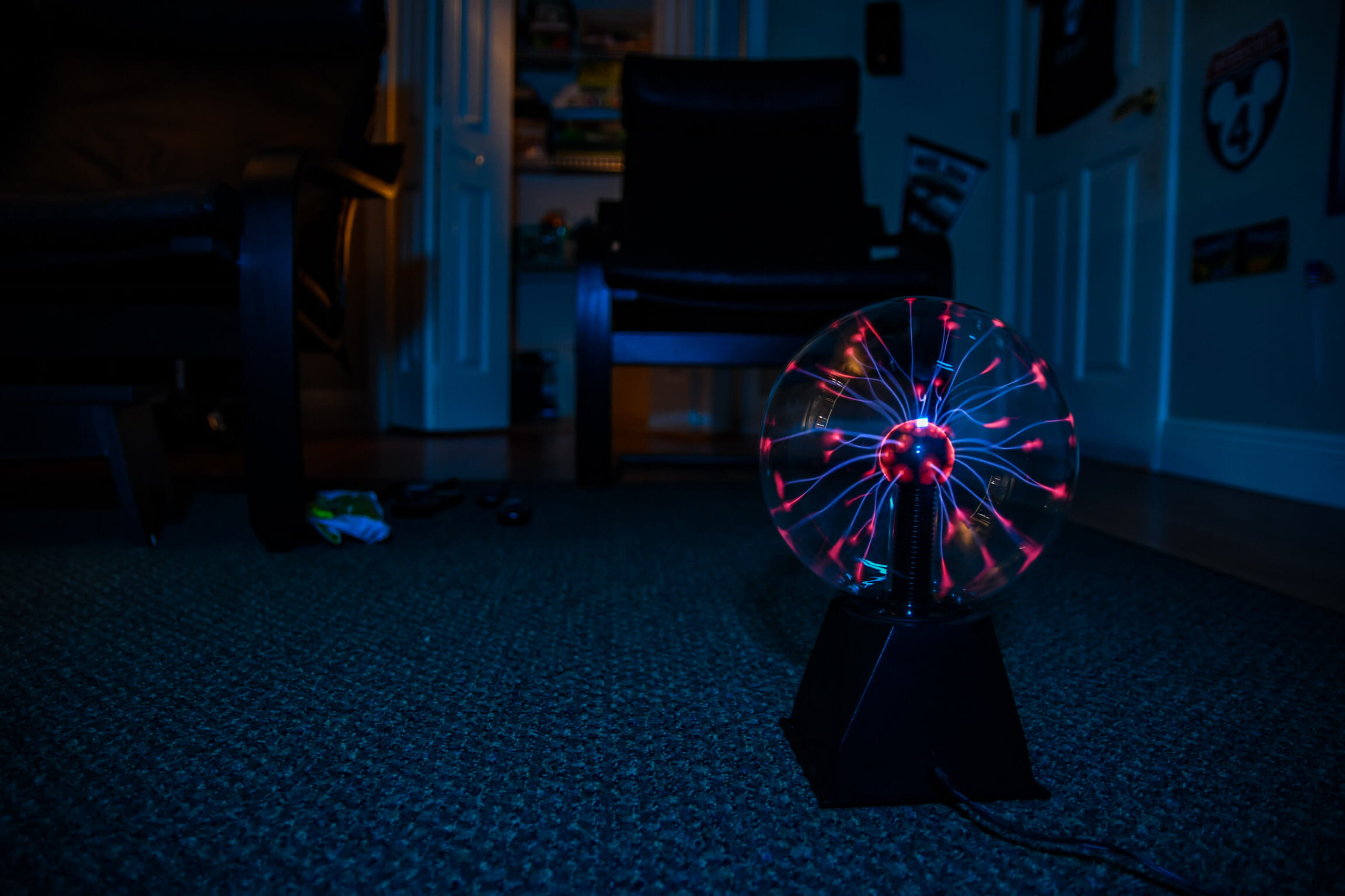 table, plasma ball, red, architecture, night, circle, carpet - decor, street, blue, room, nightlife, selective focus, city, lighting, arts culture and entertainment, HD Wallpaper