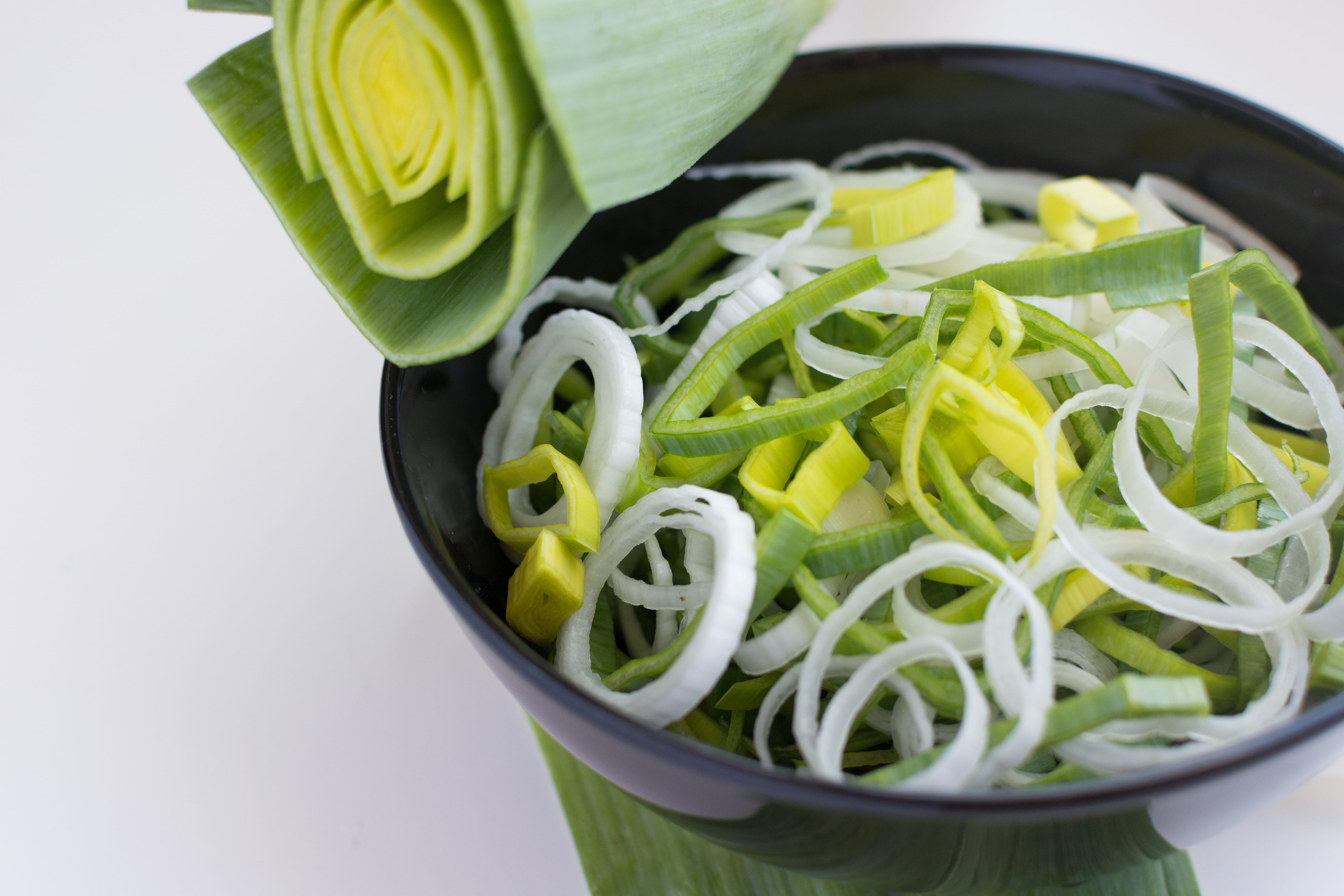 slice, pasta, 5K, green Color, onion, food and drink, vegetarian food, cut, green, spaghetti, studio shot, wellbeing, high angle view, leek, organic, vegetable, HD Wallpaper