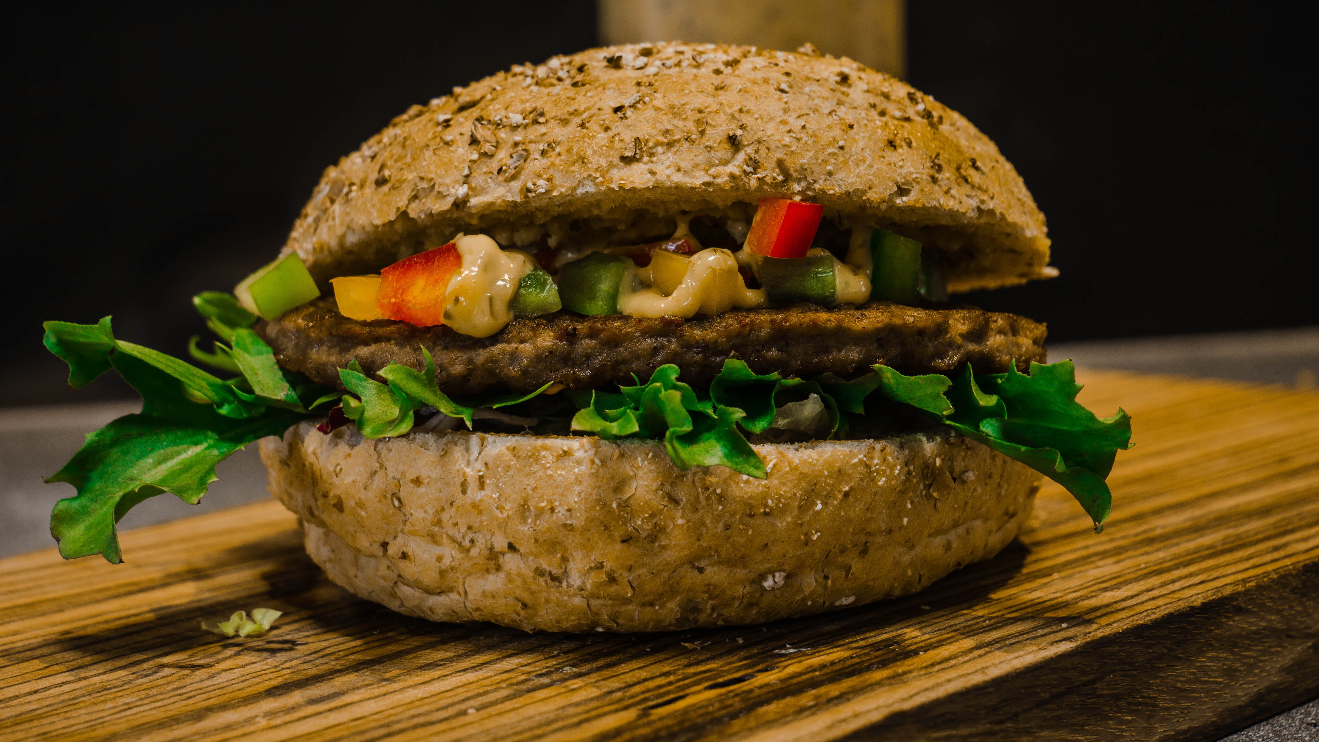 tomato, burger, board, take out food, sea life, invertebrate, vegetarian food, vegetable, fast food, pickle, bread, clam, wood - material, freshness, animal, HD Wallpaper