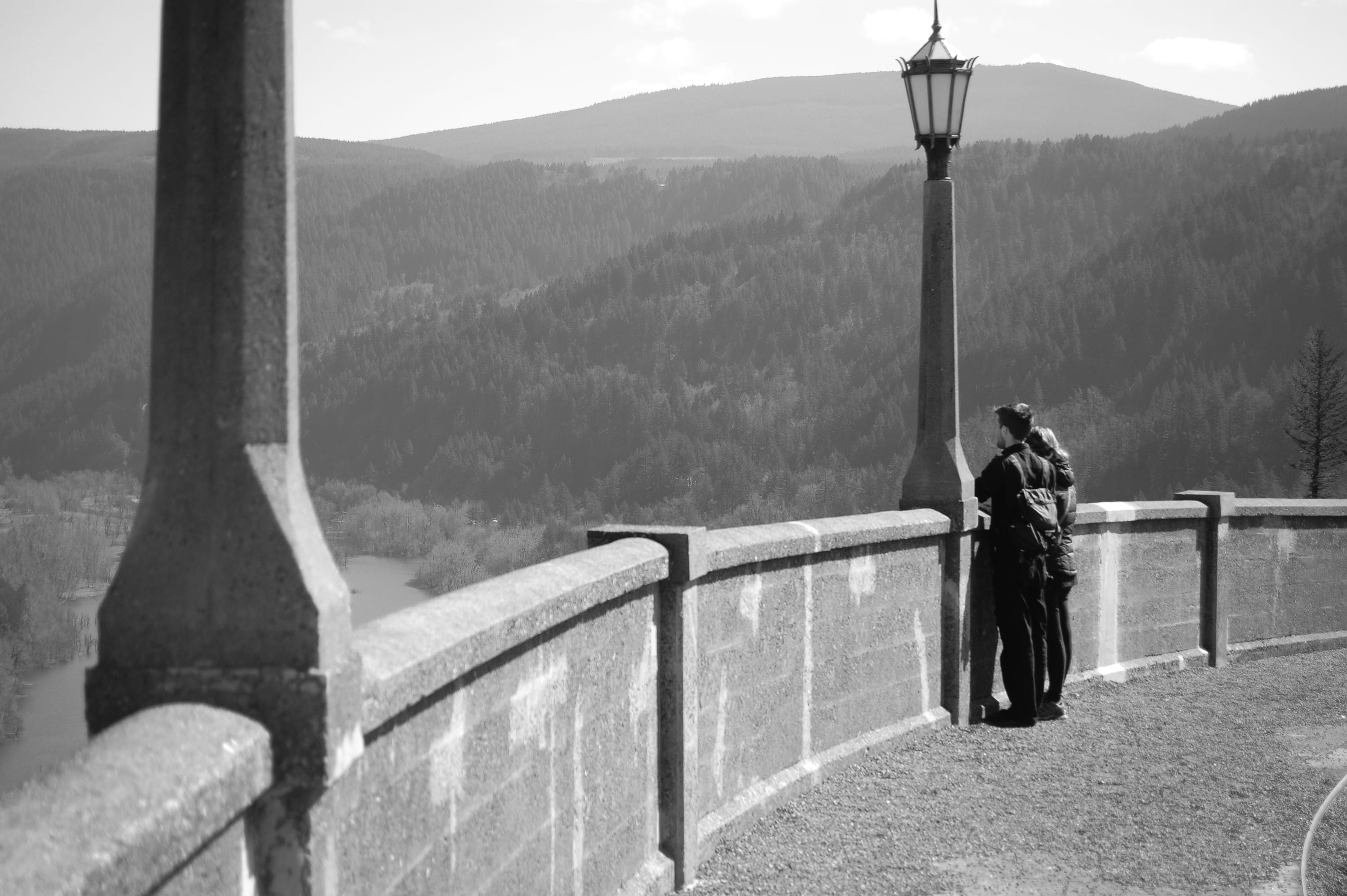 men, wall, 2K, real people, one person, adult, outdoors, technology, women, standing, oregon, bridge, couple, lifestyles, portland, architecture, railing, HD Wallpaper