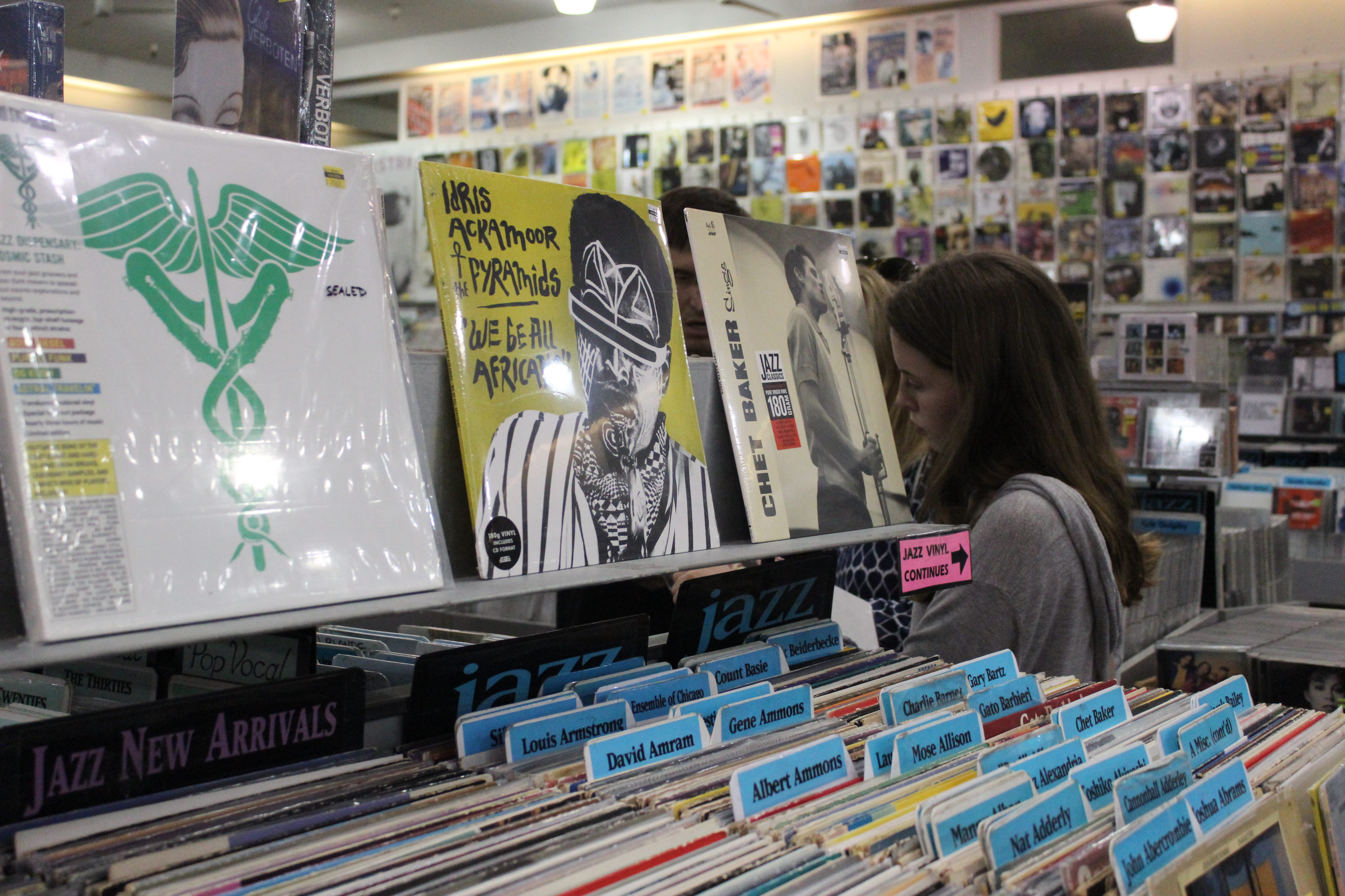 5K, text, retail, one person, technology, store, amoeba music, shopping, sister, variation, women, consumerism, choice, amoeba records, illuminated, adult, HD Wallpaper