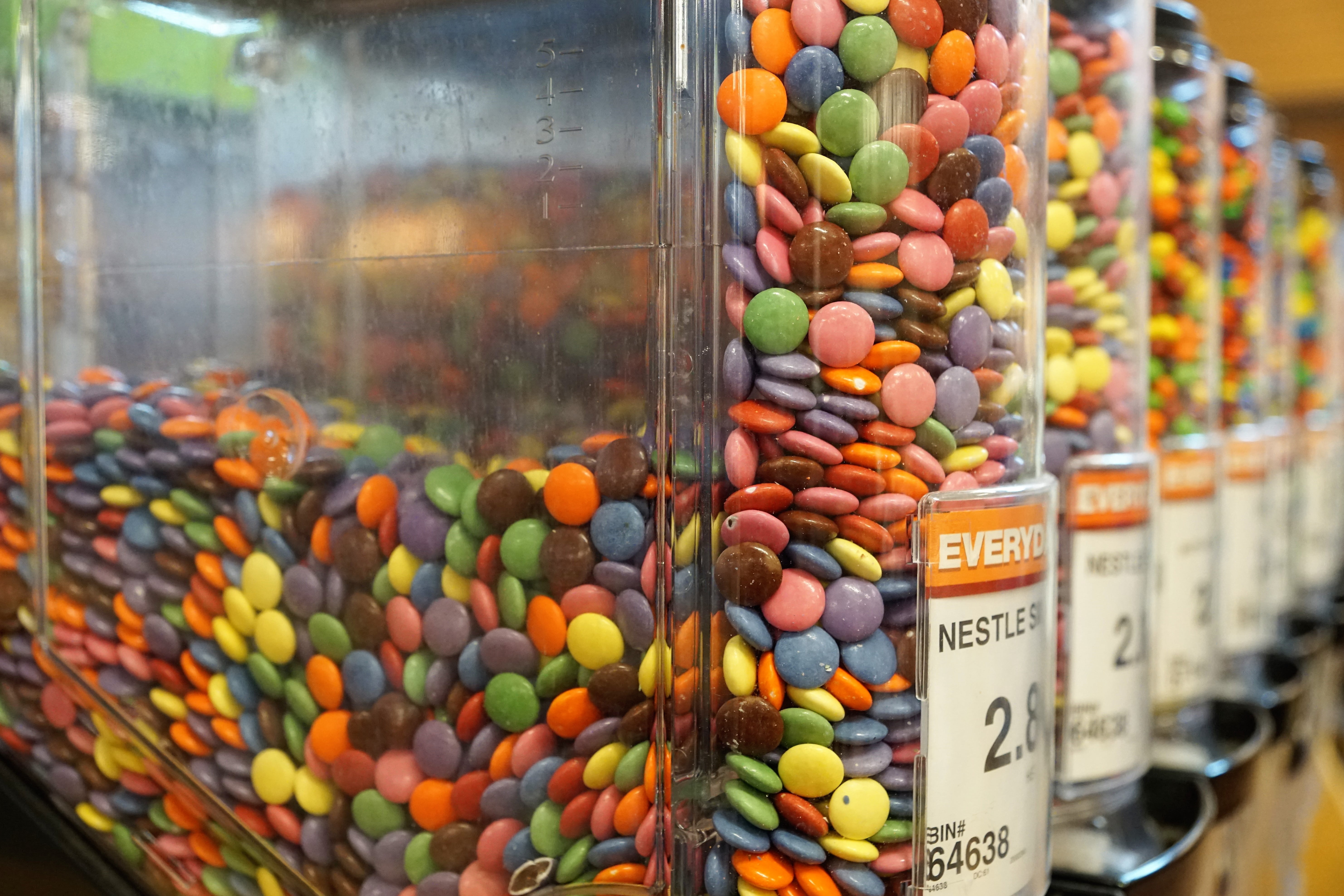 wellbeing, 5K, food, smarties, nibble, no people, pink, green, yellow, for sale, large group of objects, fruit, candy, retail, delicious, orange, freshness, HD Wallpaper