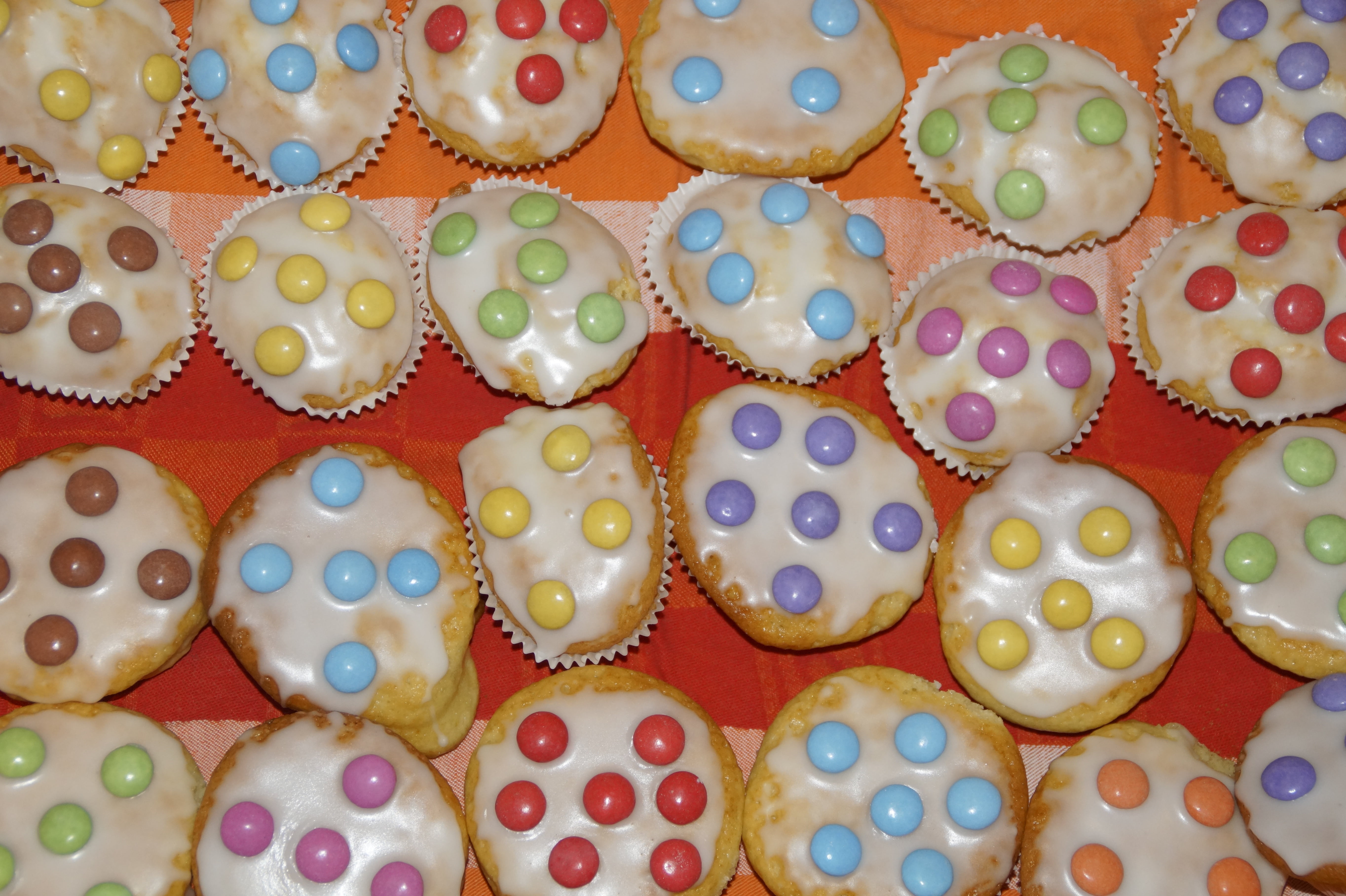 choice, children, floral pattern, childrens birthday, pastries, full frame, 5K, art and craft, still life, pay, birthday, decorated, smarties, muffins, HD Wallpaper