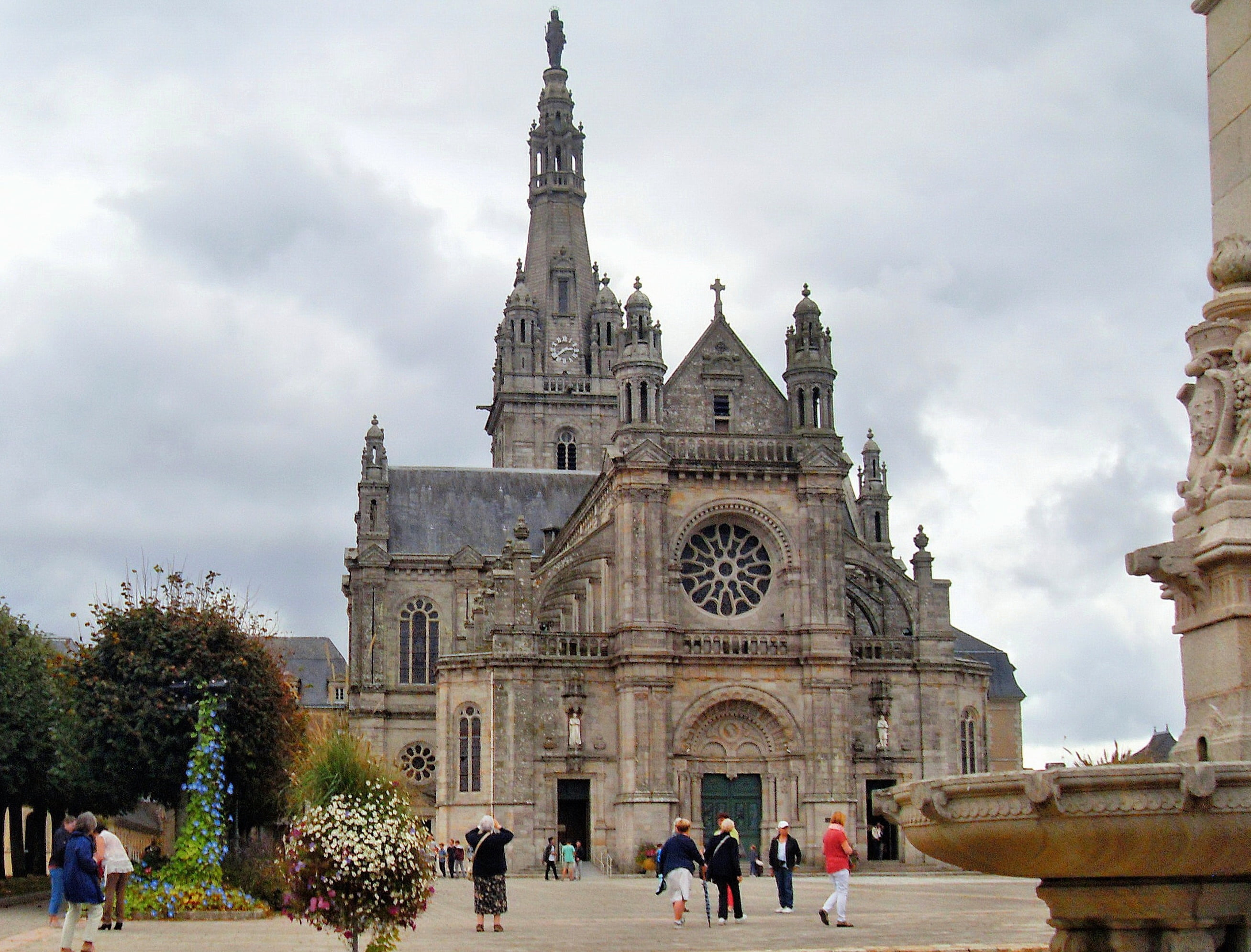 building exterior, brittany, pilgrimage, travel, tourism, architecture, spirituality, place of worship, ste-anne dauray, travel destinations, sky, belief, HD Wallpaper