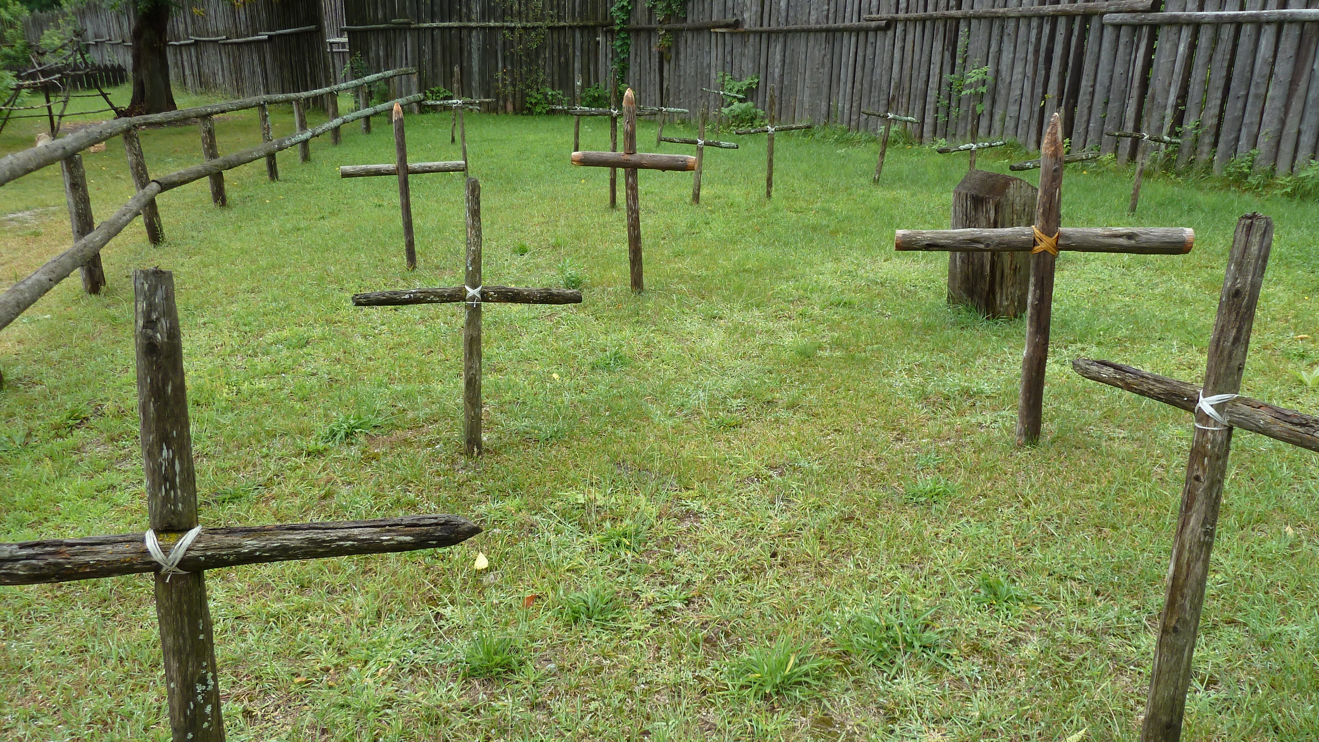 wood - material, Cemetery, 4K, rusty, Wooden Crosses, field, metal, plant, barrier, wooden, security, nature, burial, fence, safety, ste, outdoors, grass, HD Wallpaper