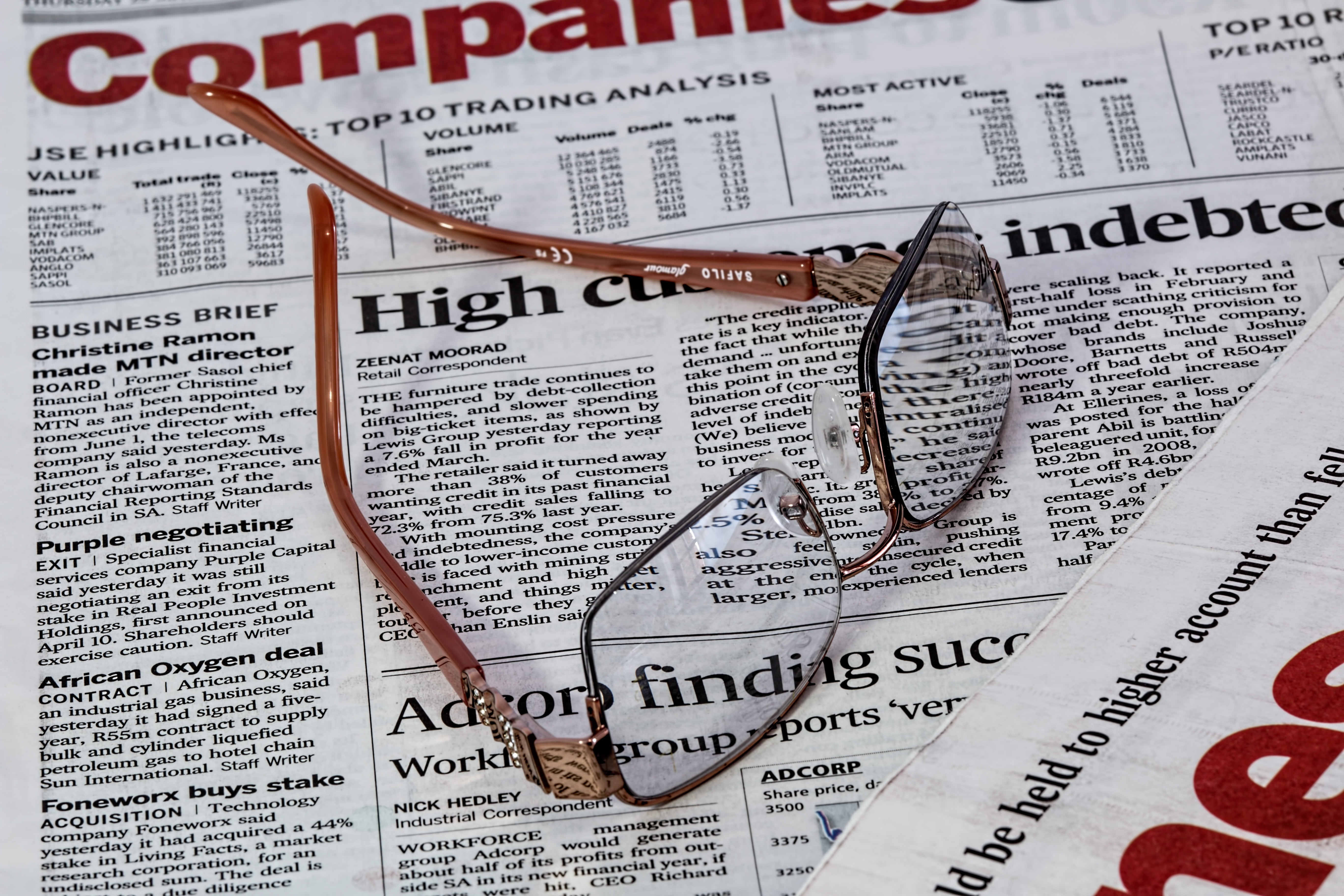 emotion, full frame, still life, close-up, print, eye-care, communication, framed, brown, newspaper, learning, media, vision, read, western script, spectacles, HD Wallpaper