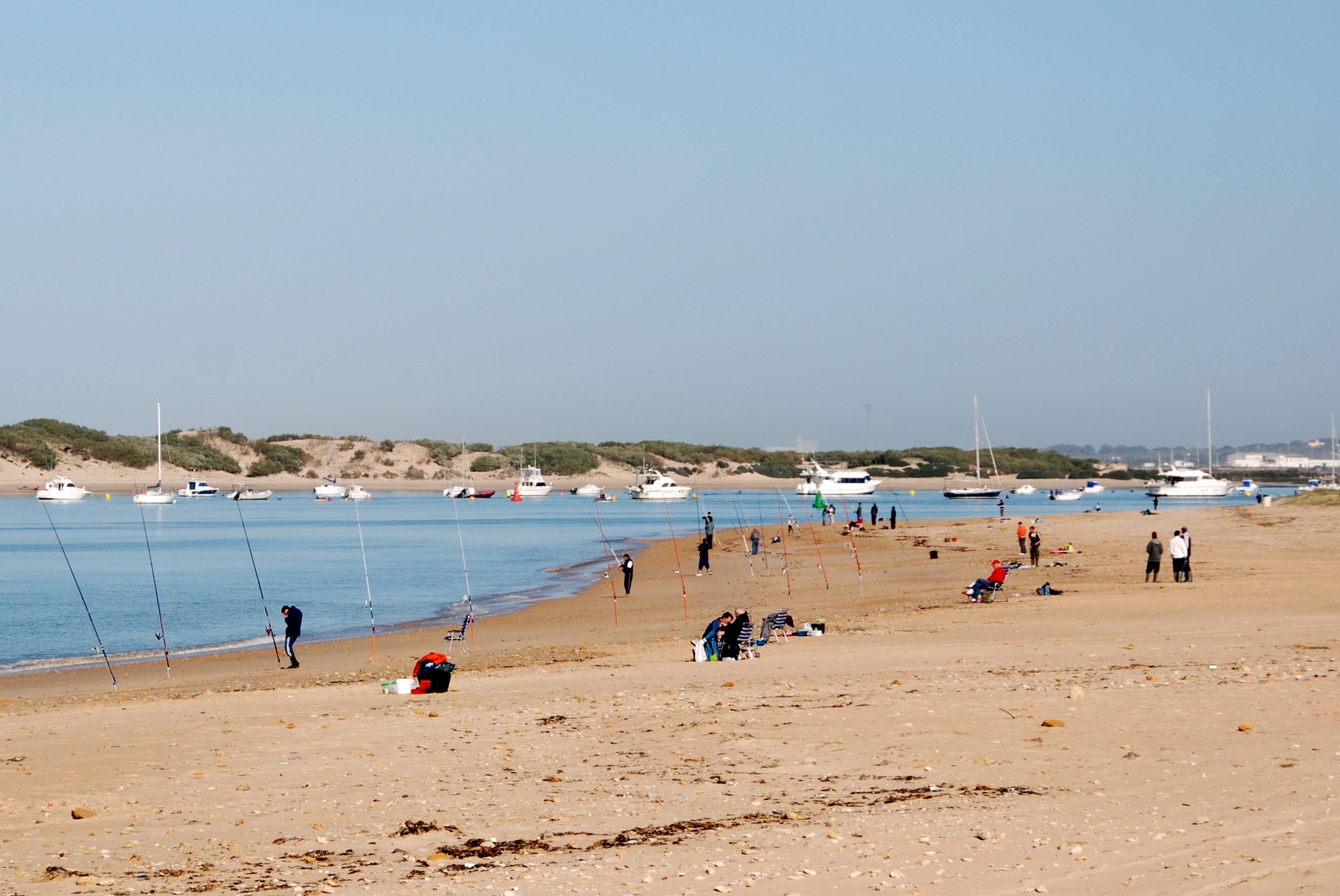 crowd, sand, trip, leisure activity, day, sky, land, sea, water, men, 2K, holiday, chiclana, large group of people, outdoors, fisherman, nature, real people, HD Wallpaper