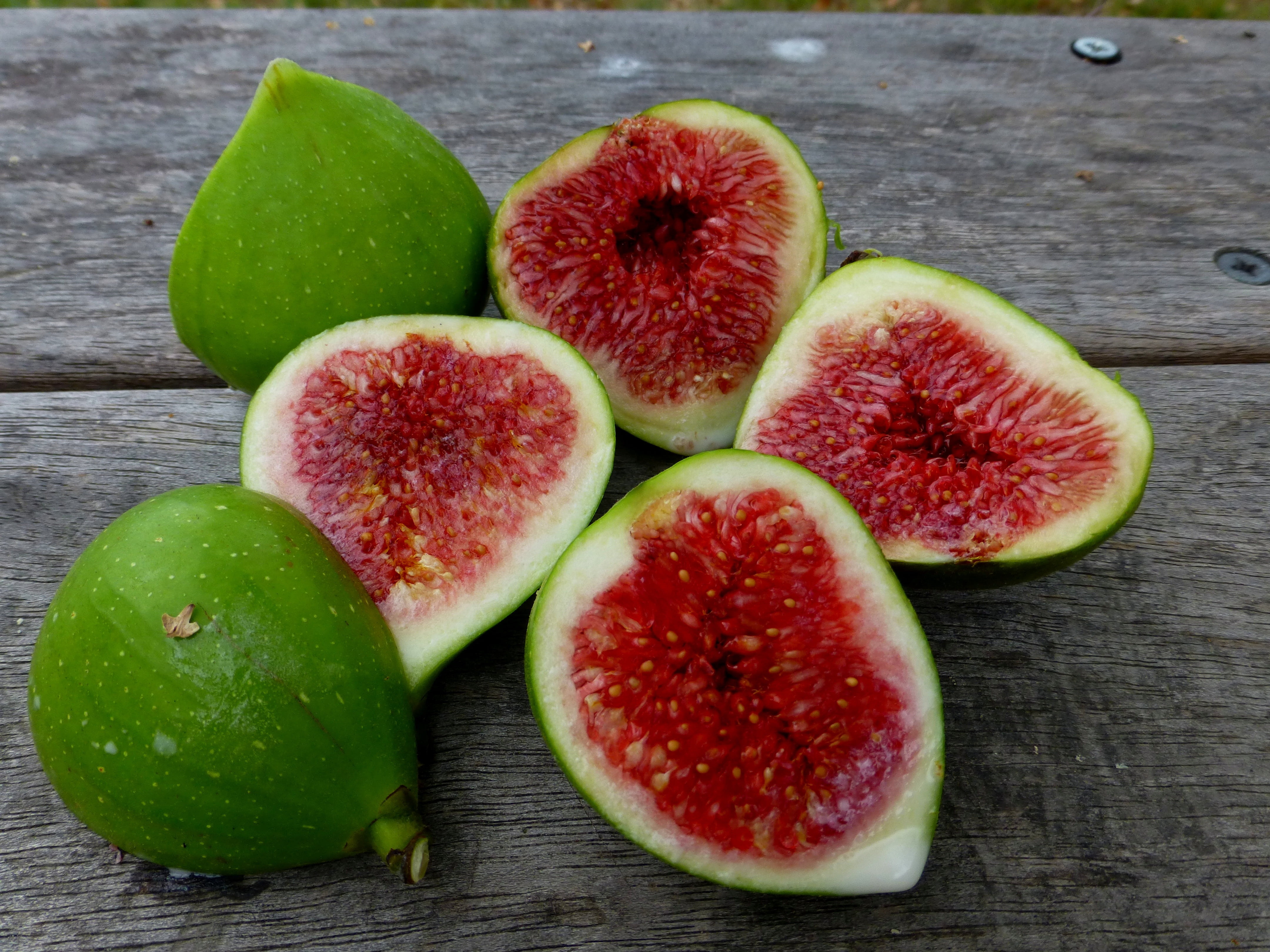 freshness, italy, 4K, group of objects, figs, still life, slice, cross section, halved, healthy eating, food, fig, close-up, wood - material, high angle view, HD Wallpaper