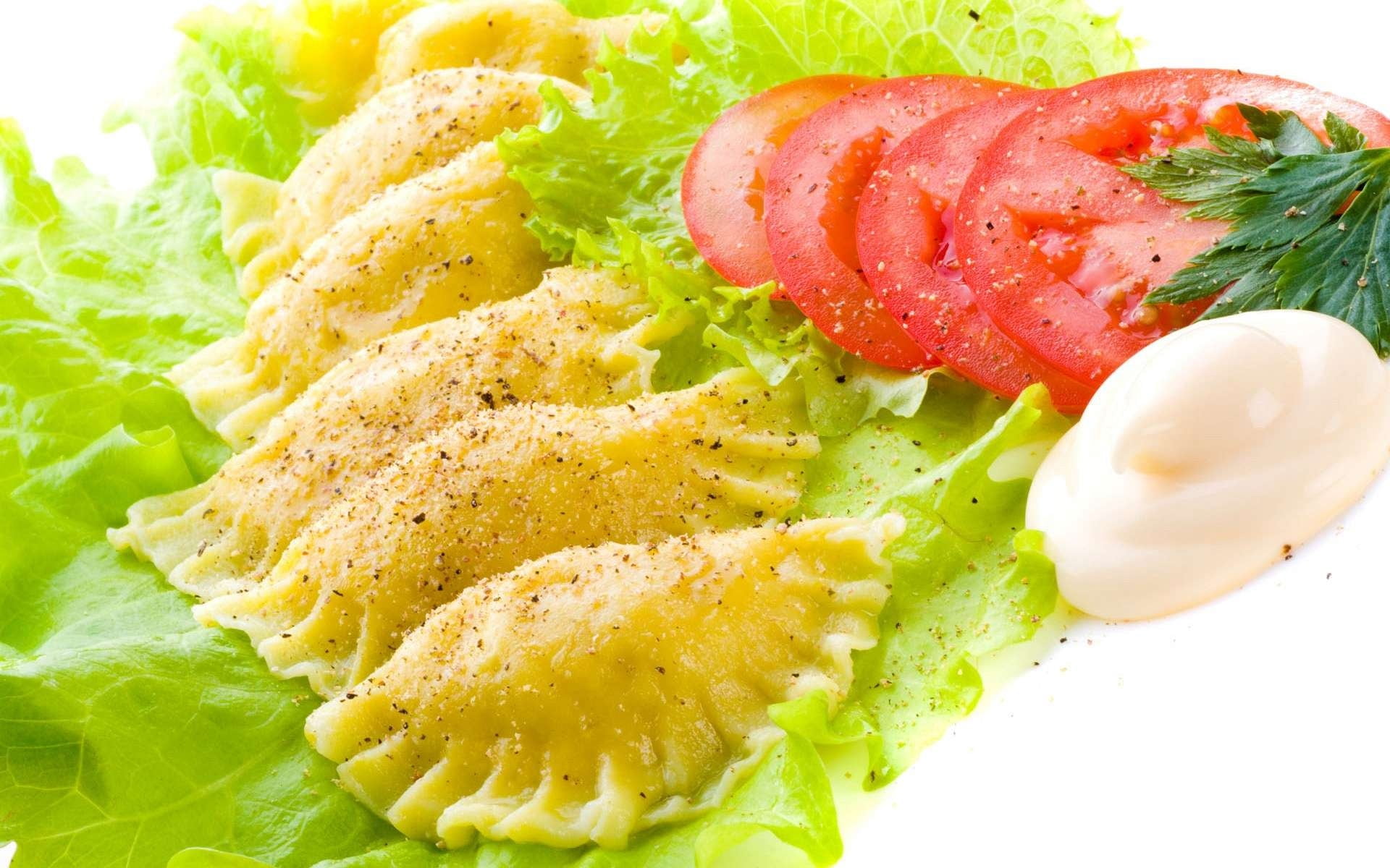 leaf, breakfast, fried, pasta, serving size, tomatoes, spice, indoors, close-up, salad, dumplings, tomato, freshness, garnish, condiments, healthy Eating, HD Wallpaper