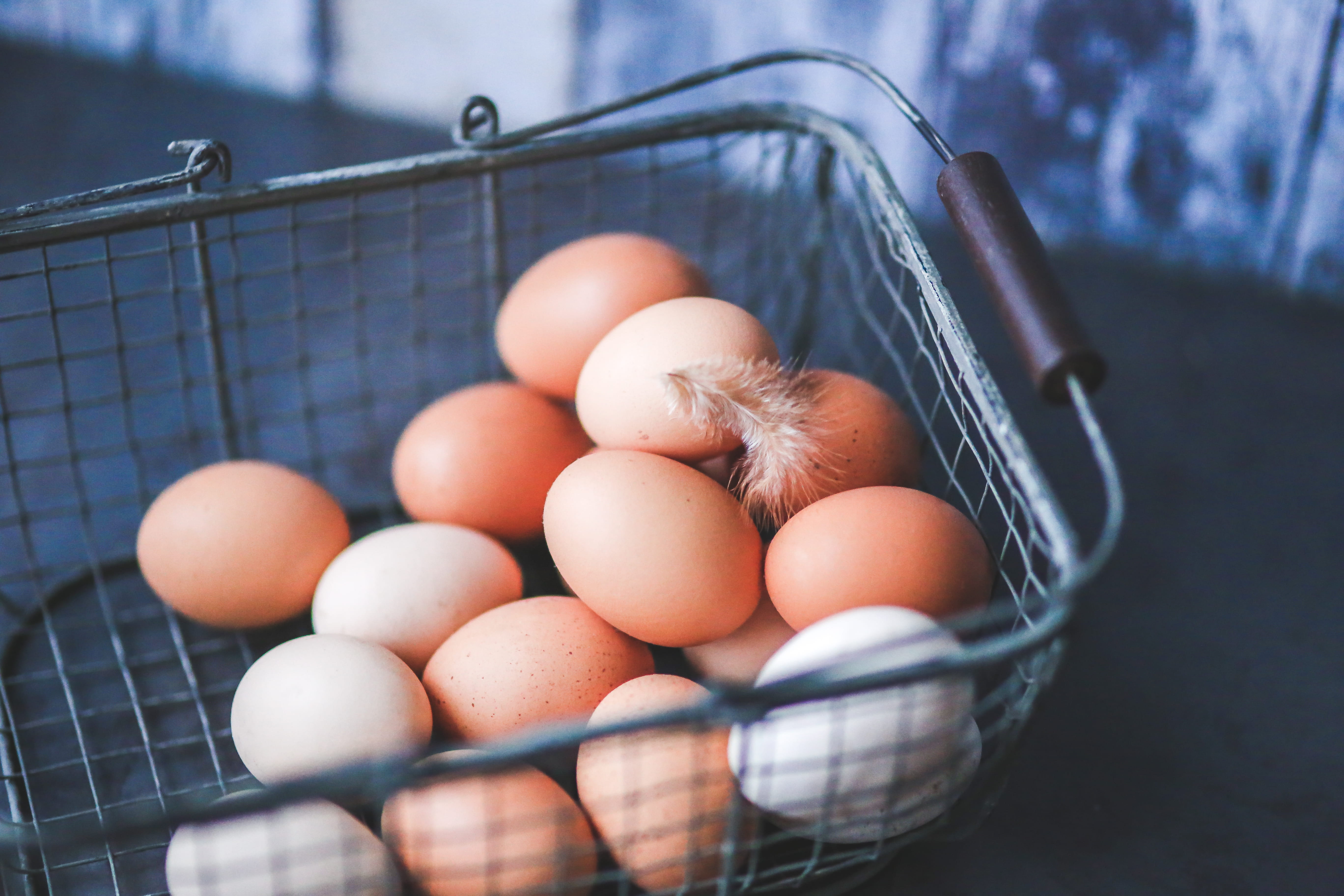brown, selective focus, eggs, organic, egg, close-up, container, focus on foreground, large group of objects, 5K, basket, feather, wellbeing, focus, raw food, HD Wallpaper