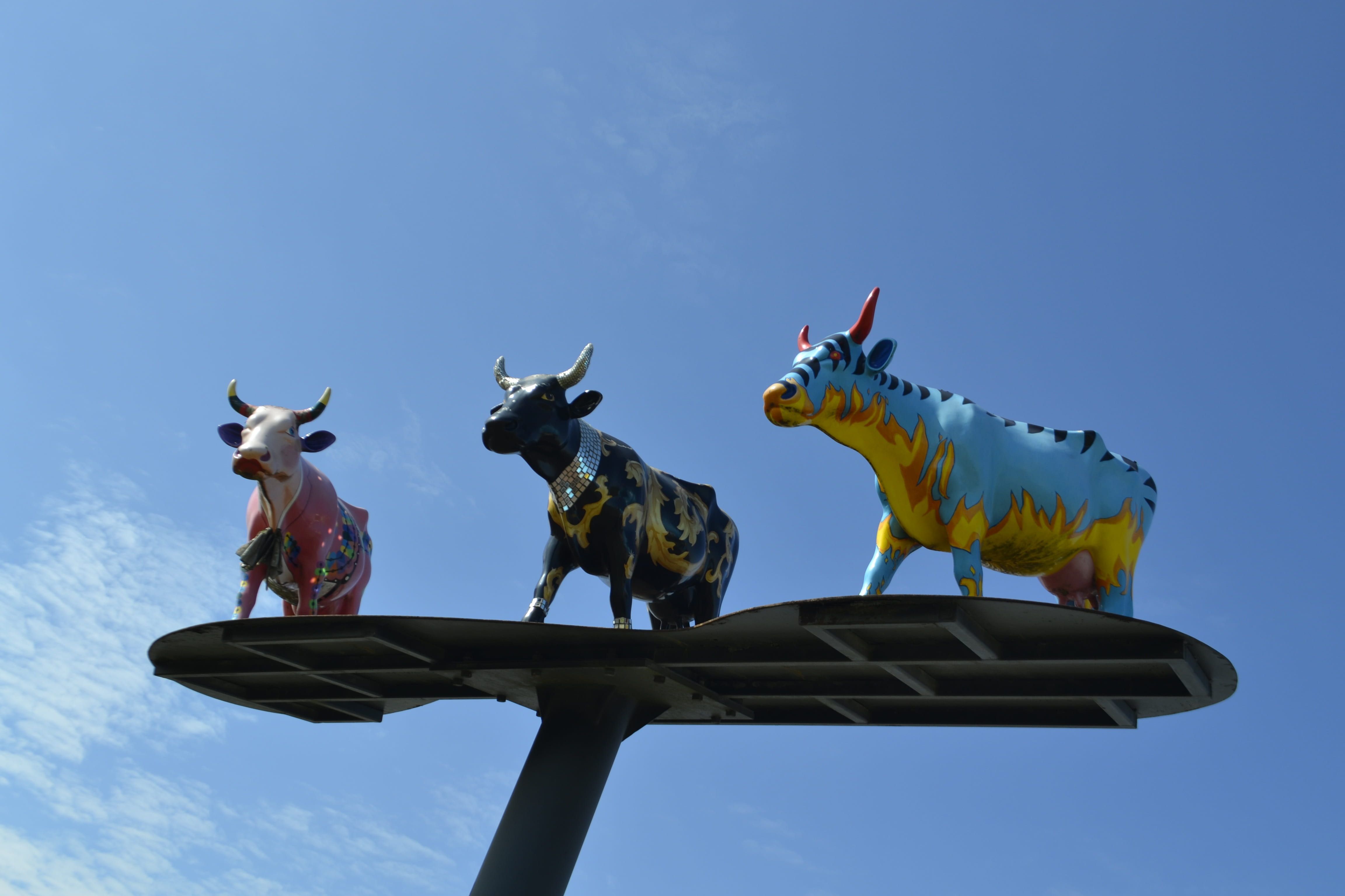 art, yellow, food, statue, sculpture, summer, farming, houston, art and craft, clouds, cow, artistry, sunlight, health, nutrition, colorful, beef, animal, HD Wallpaper