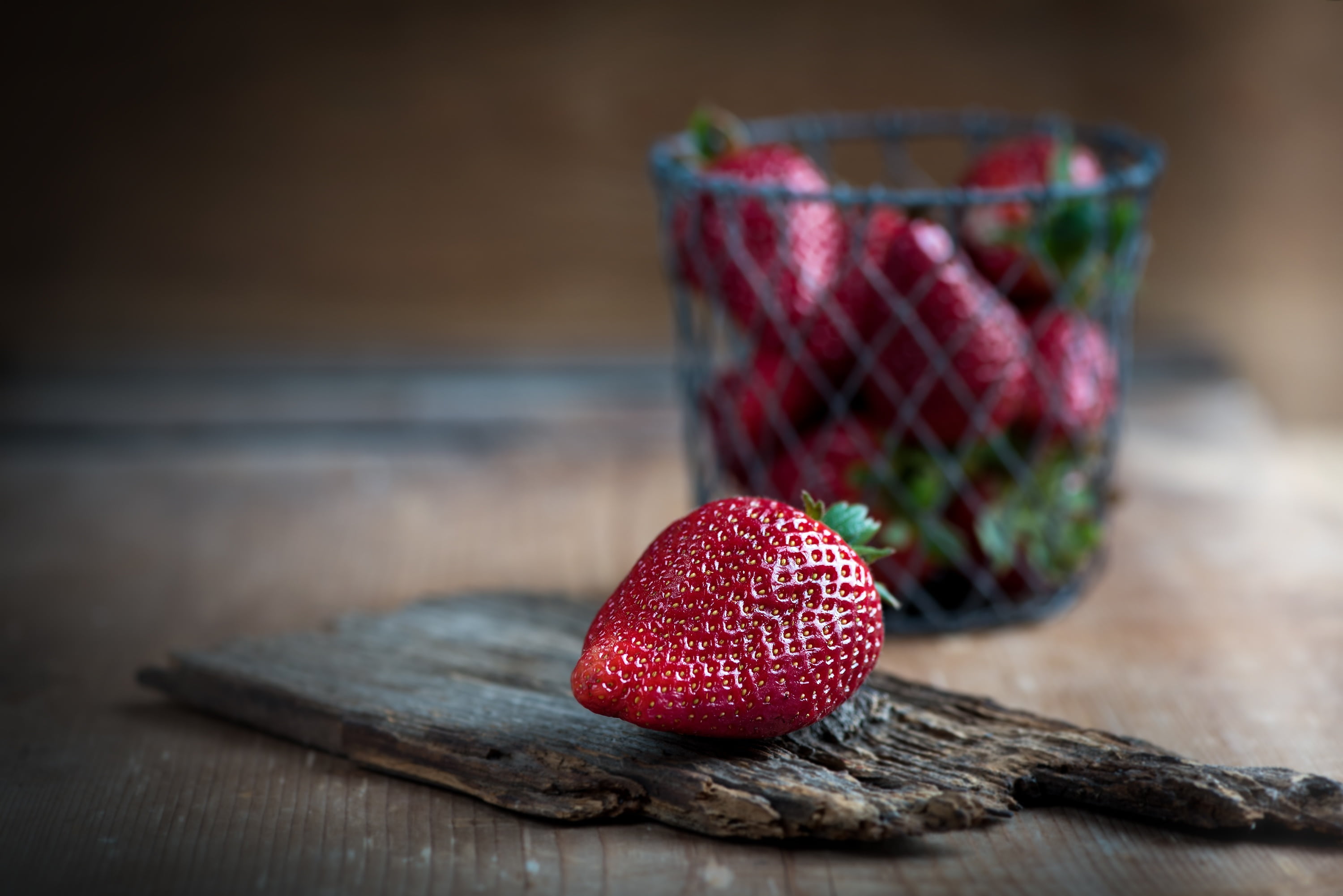 frisch, vitamins, indoors, metal basket, focus on foreground, no people, soft fruit, wood, delicious, berries, board, dessert, healthy, rustic, 2K, wood - Material, HD Wallpaper