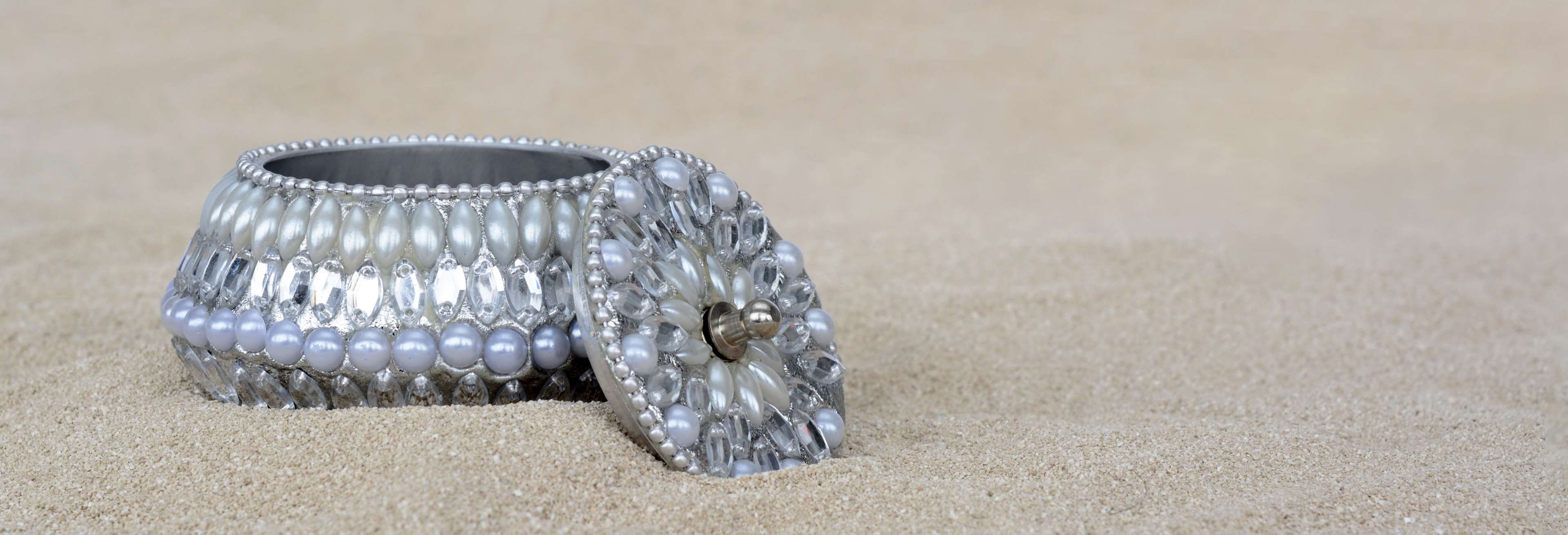 sand, beads, header, beautiful, no people, decor, focus on foreground, close, animal themes, treasure, shine, animals in the wild, metal, water, jewelry box, HD Wallpaper