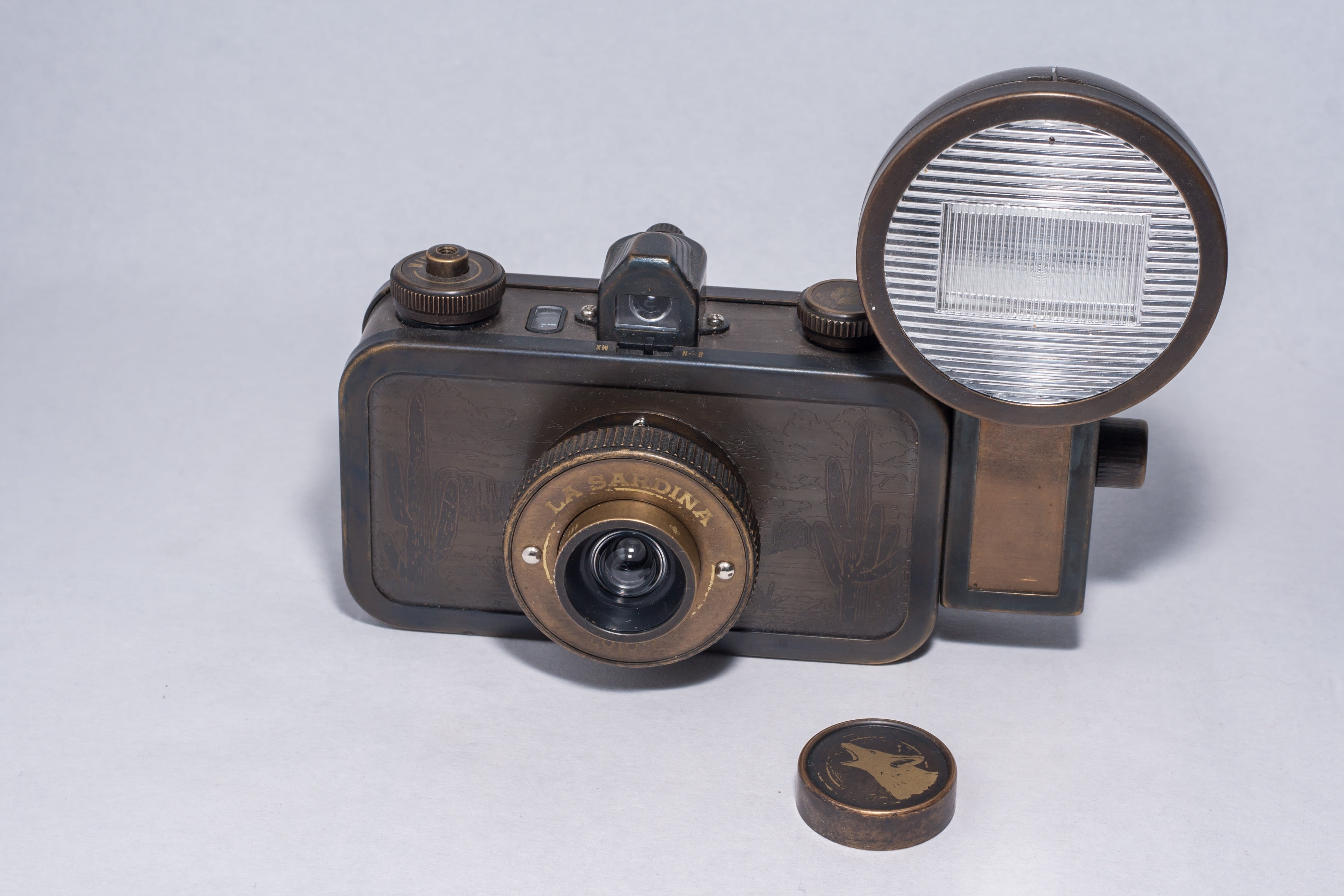 nostalgic, coyote, retro styled, photo camera, la sardina, still life, antique, vintage, photo, indoors, studio shot, travel, white background, single object, HD Wallpaper