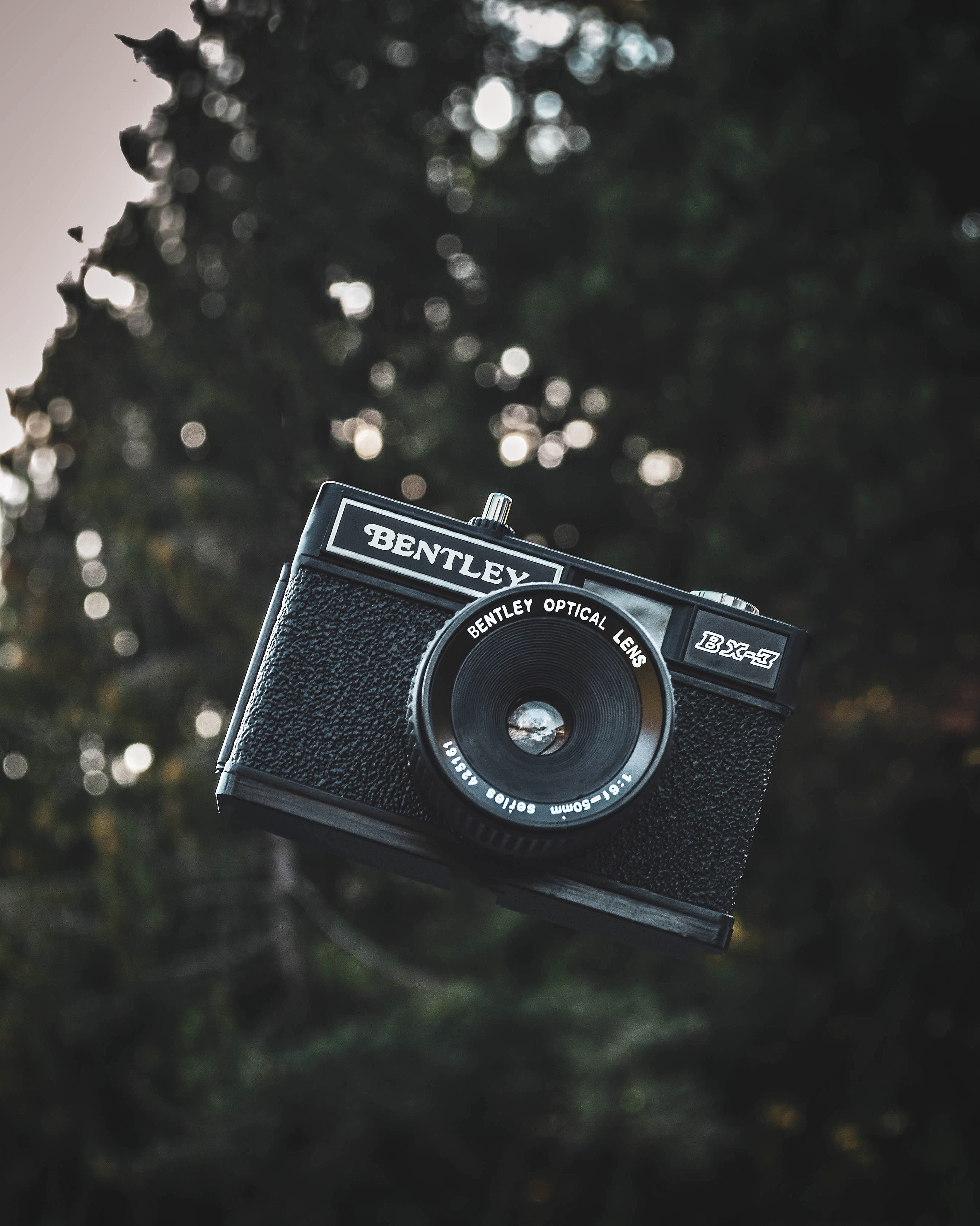 flash, 4K, outdoors, equipment, classic, antique, camera, no people, camera - photographic equipment, nostalgia, retro styled, old camera, aperture, focus, Phone HD Wallpaper