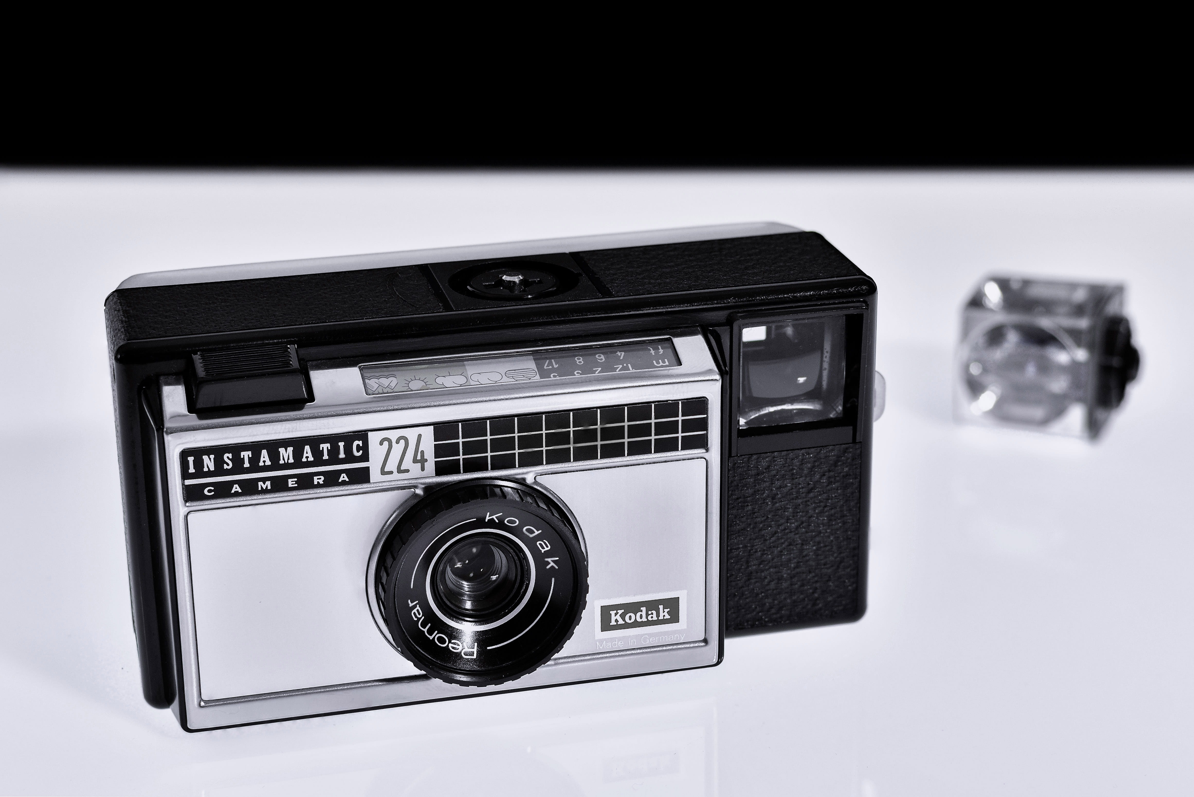 retro styled, analog, arts culture and entertainment, close, history, indoors, equipment, radio, black white, no people, single object, old, photo camera, HD Wallpaper