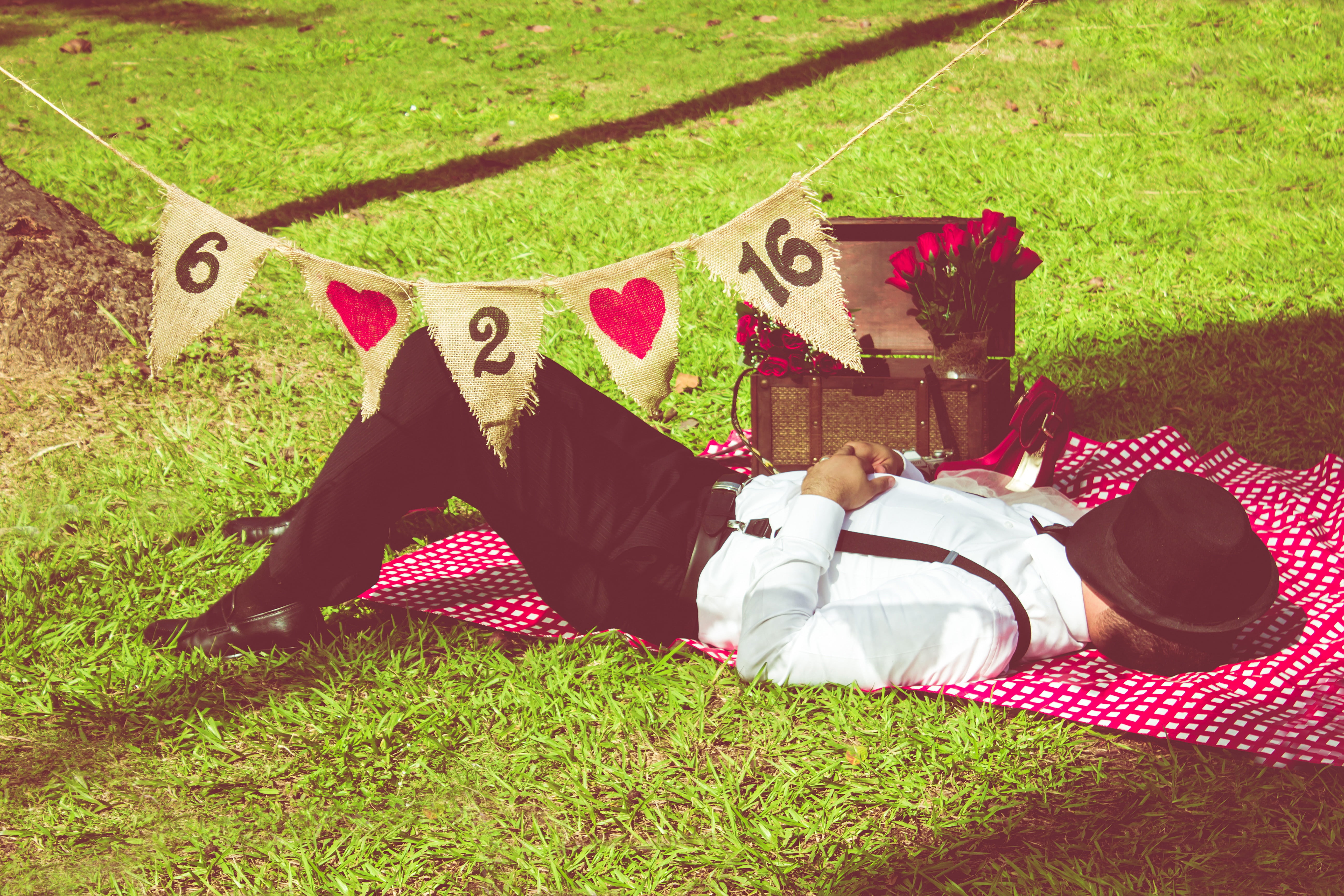 kiss, day, flowers, republic, men, lying down, happy couple, emgombe, lovers, lying on back, marry, bella, races, nuptials, representation, summer, romantic, HD Wallpaper