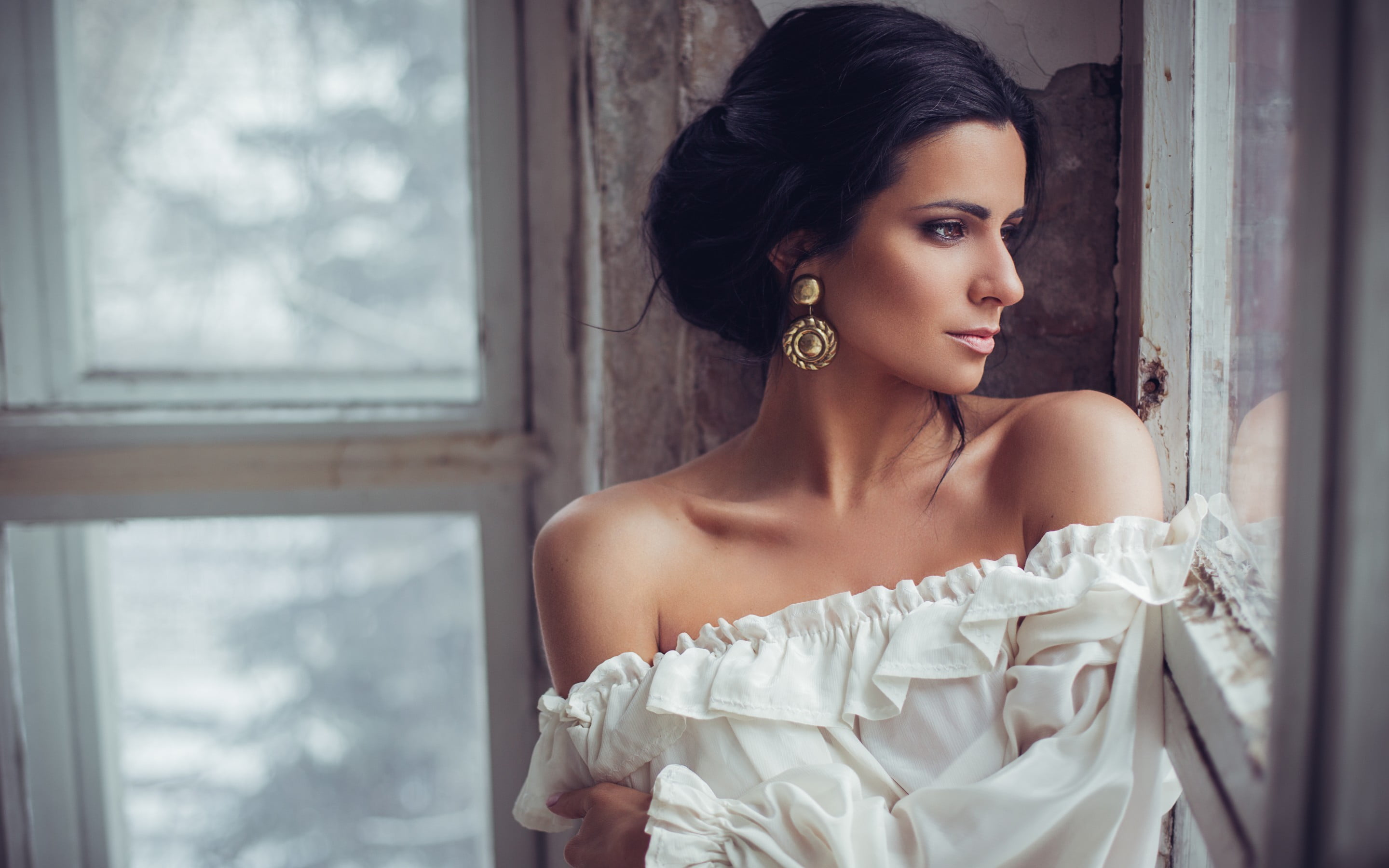 young women, looking at camera, clothing, fashion, looking away, bare shoulders, 2K, hairstyle, off shoulder, young adult, model, beauty, women indoors, HD Wallpaper