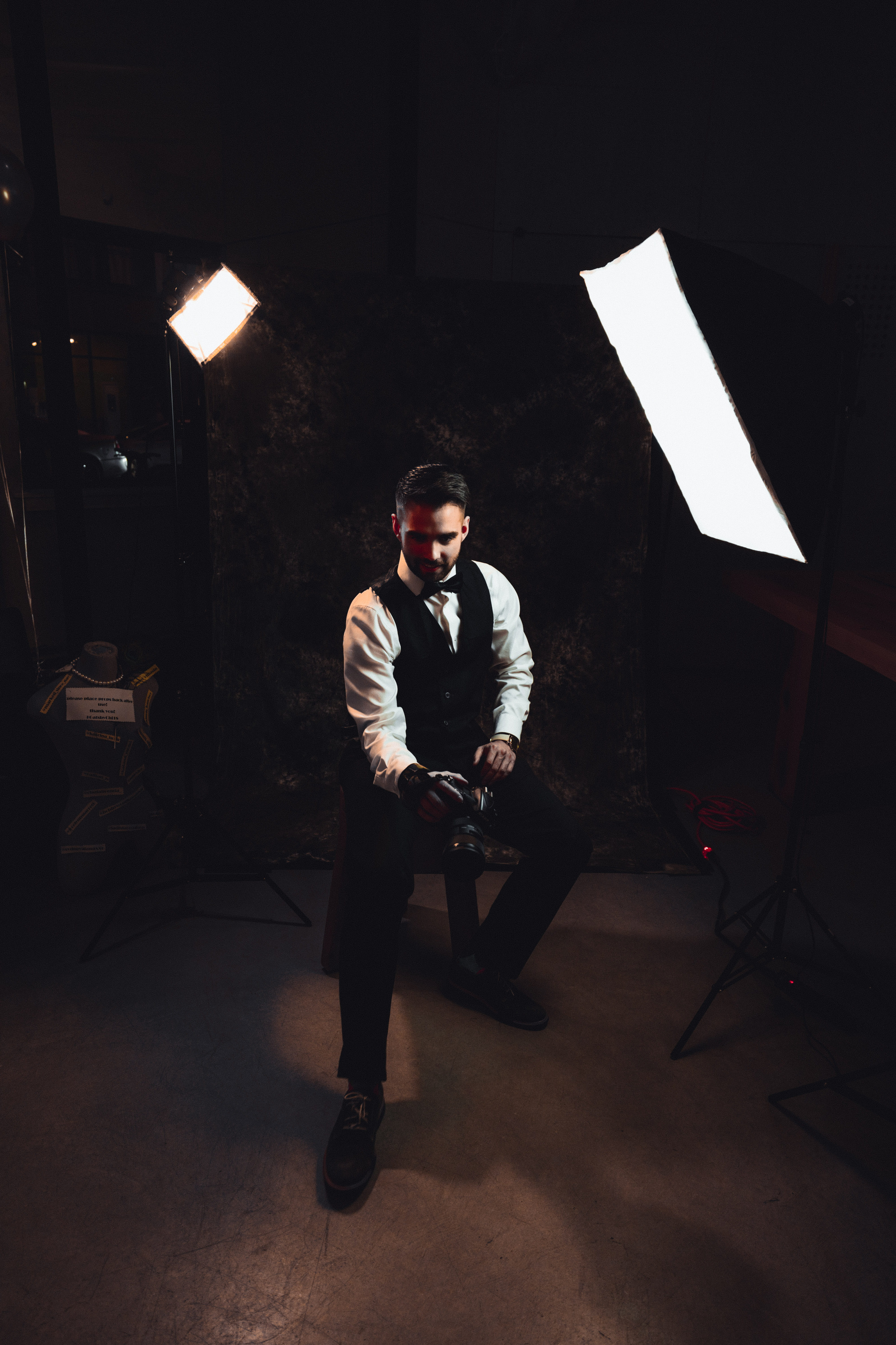 holding, portrait, men, studio, 1920s, photoshoot, contemplation, front view, young men, indoors, illuminated, model, lifestyles, recreation, wear, box, Phone HD Wallpaper