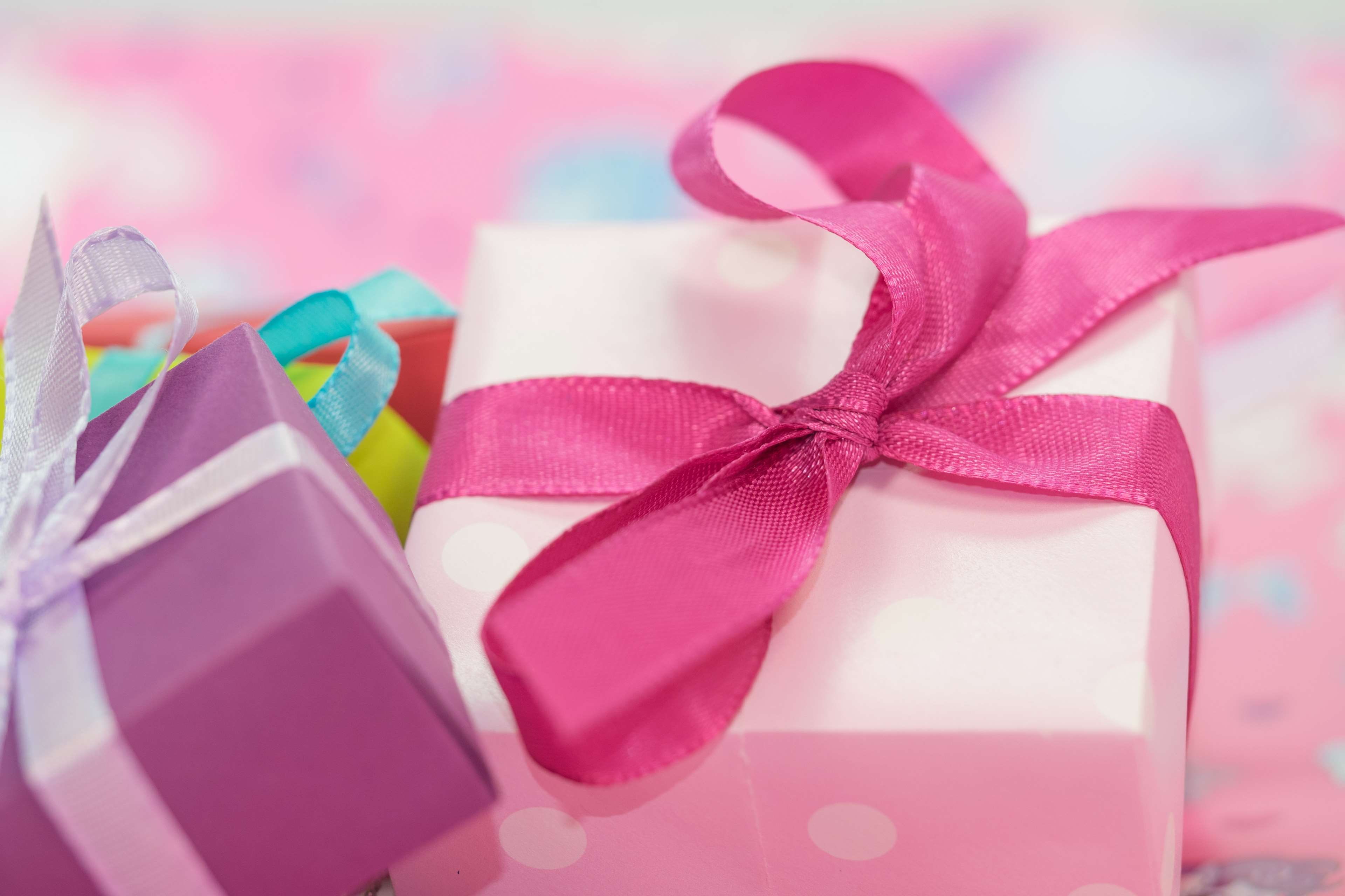 packed, gifts, 4K, indoors, birthday, surprise, ribbons, blur, colorful, texxture, gift, still life, pink color, package, small, gift wrap, wrapping paper, HD Wallpaper