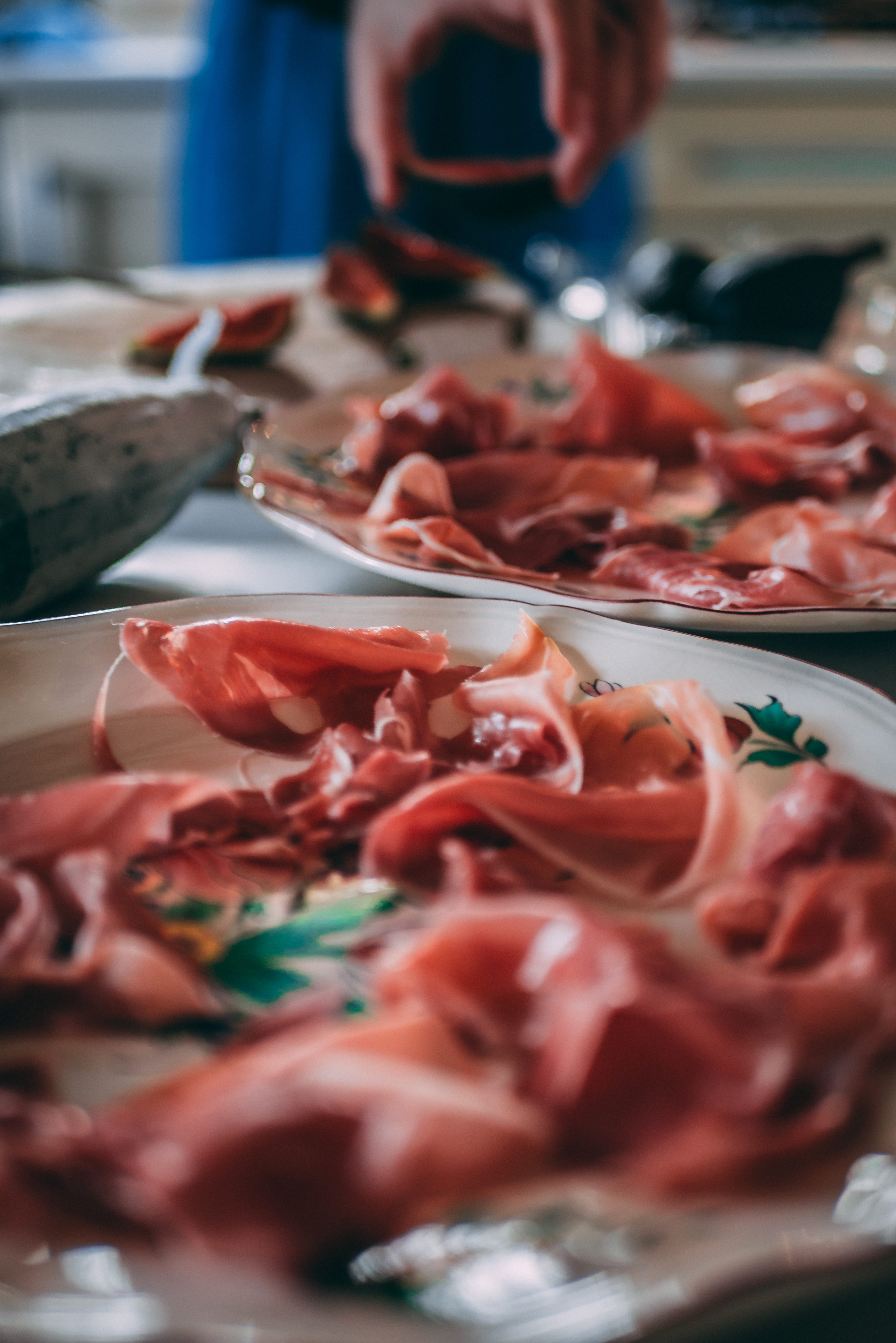 freshness, sea life, market, incidental people, seafood, fish market, food and drink, meat, business, brown, ham, pink, animal, human, food, cutting, leafs, Phone HD Wallpaper