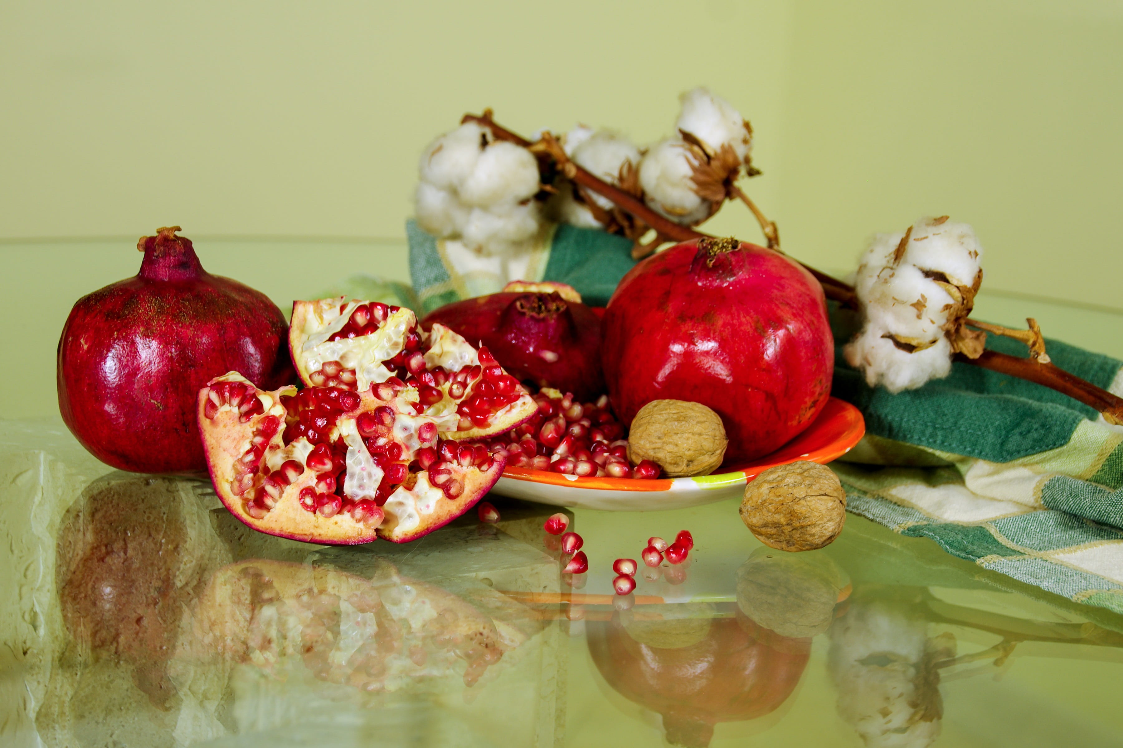 2K, pomegranates, healthy eating, cotton, reflections, green color, plate, autumn fruit, indoors, cotton fiber, food, no people, red fruits, table, pomegranate, HD Wallpaper