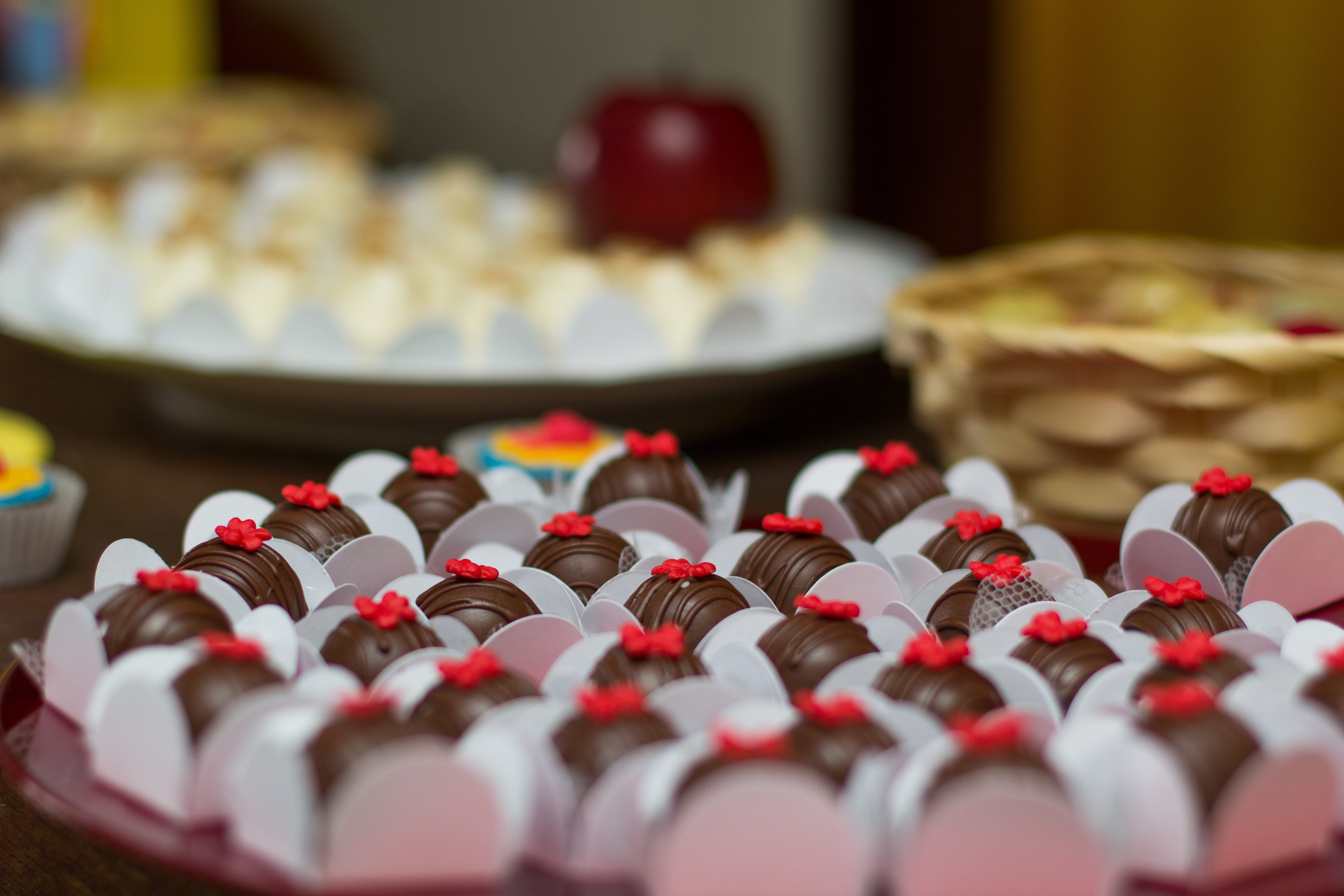 choice, 5K, temptation, food and drink, balls, red, Chocolate, baked, no people, holiday, heart shape, plate, variation, sweet food, love, large group of objects, HD Wallpaper