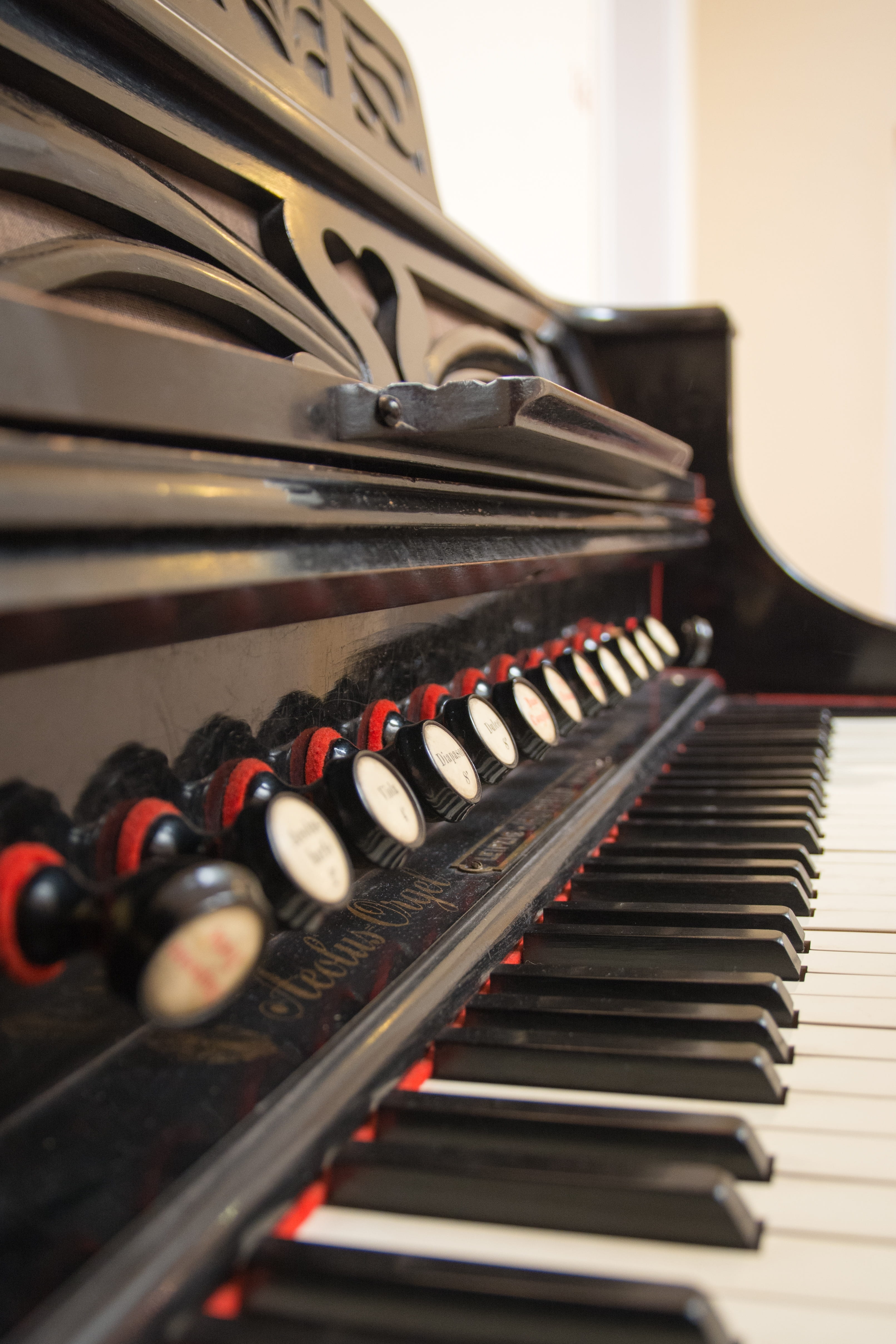 indoors, focus on foreground, piano key, hudobý tool, arts culture and entertainment, piano, black color, white color, keyboard instrument, organ, technology, Phone HD Wallpaper