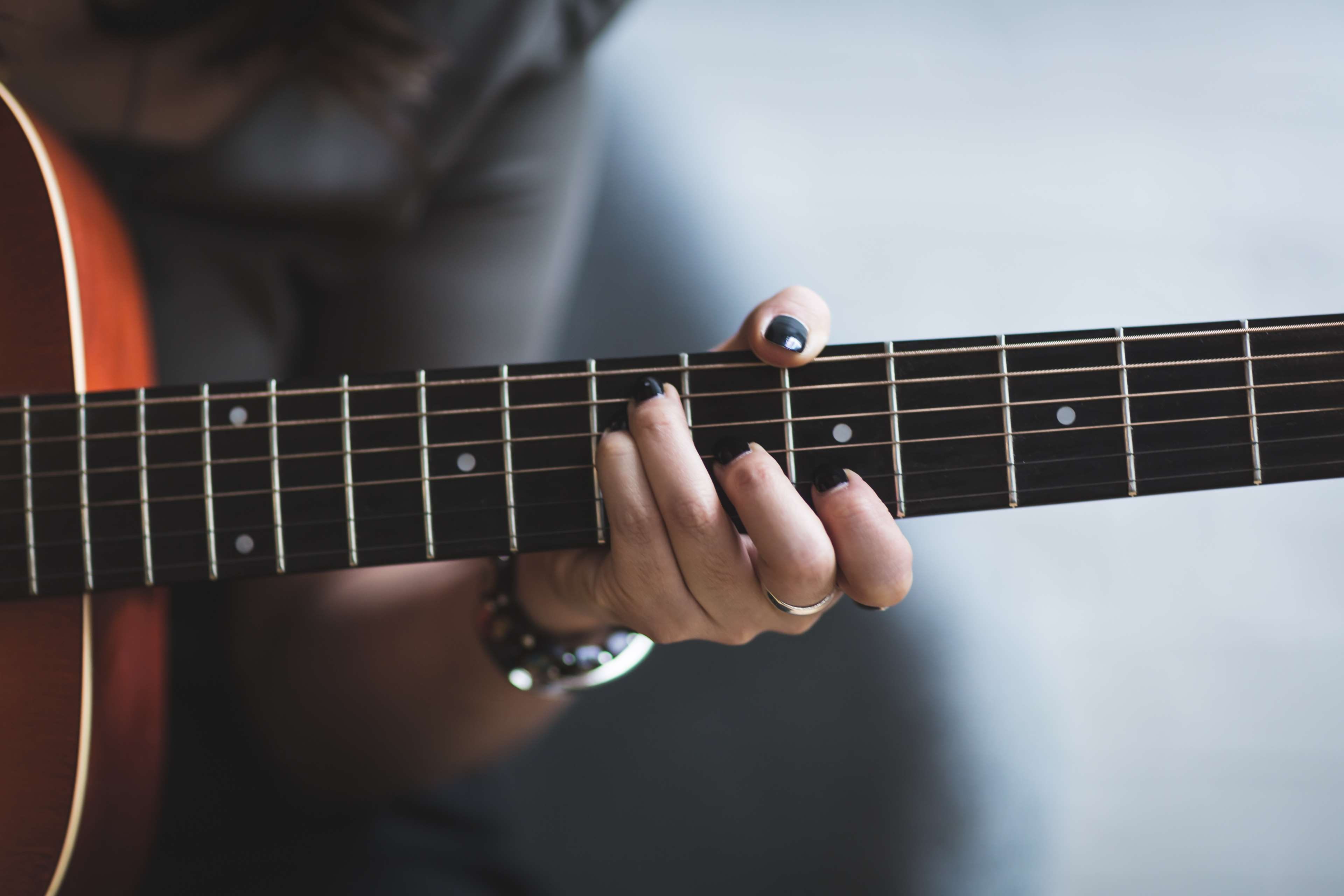 playing, instrument, men, plucking an instrument, midsection, finger, arts culture and entertainment, human body part, body part, chord, skill, fretboard, HD Wallpaper