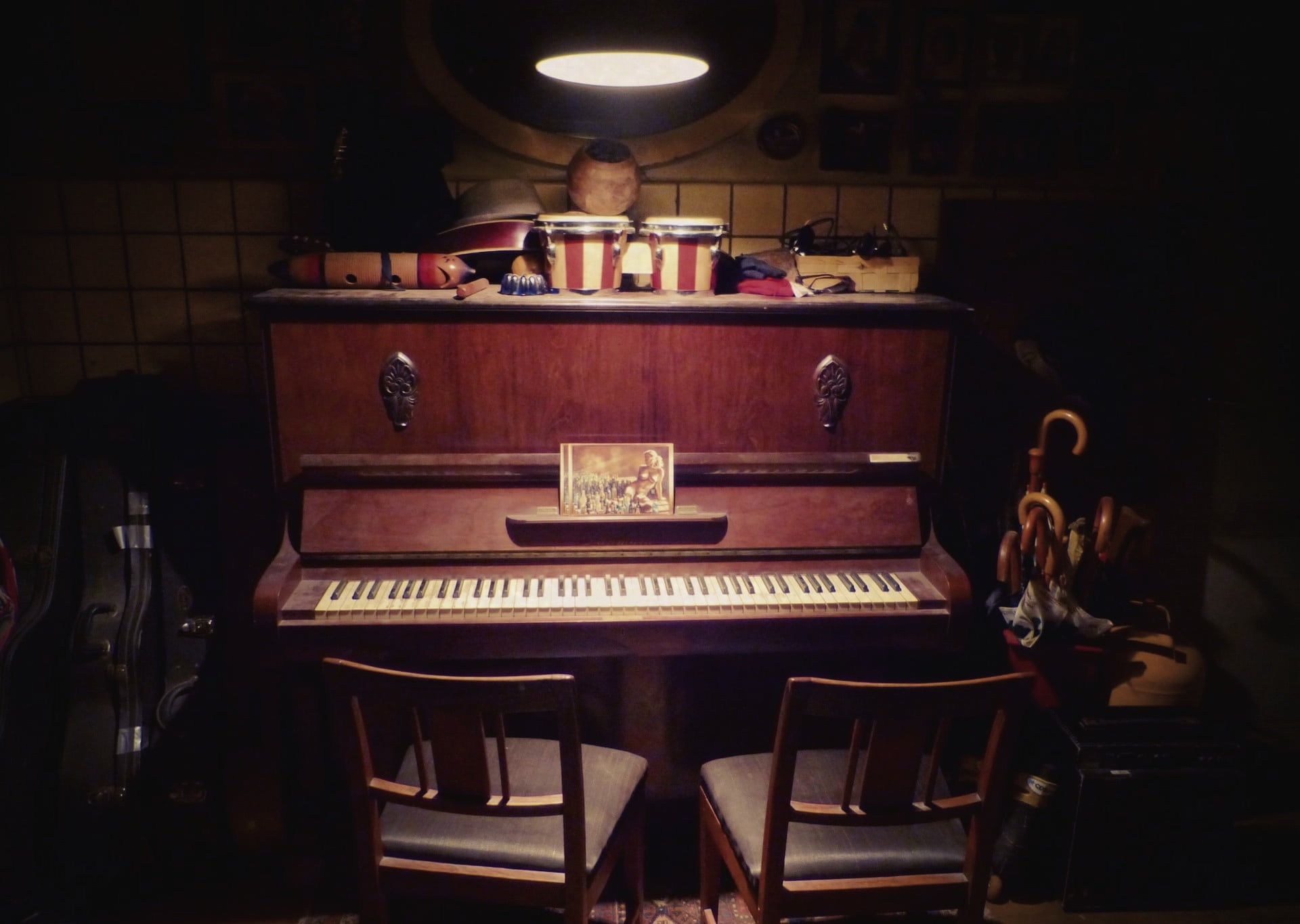 creativity, 1080P, arts culture and entertainment, lamp, keyboard, old, portrait, pendant, music, front view, piano, electric lamp, sitting, table, musical instrument, HD Wallpaper