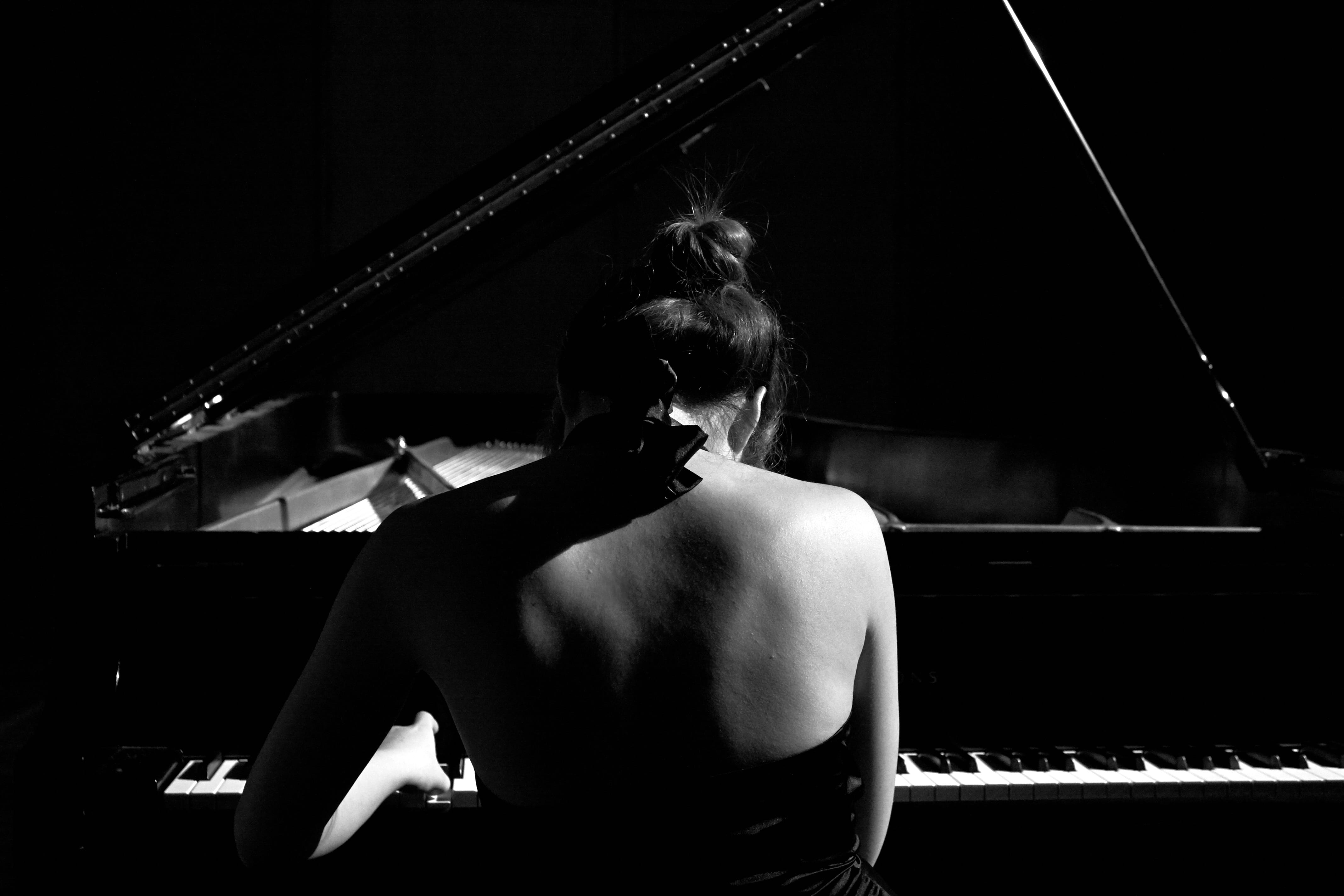 stage, pianist, 4K, waist up, piano, piano key, keyboard instrument, player, dramatic, instrument, black and white, arts culture and entertainment, rear view, HD Wallpaper