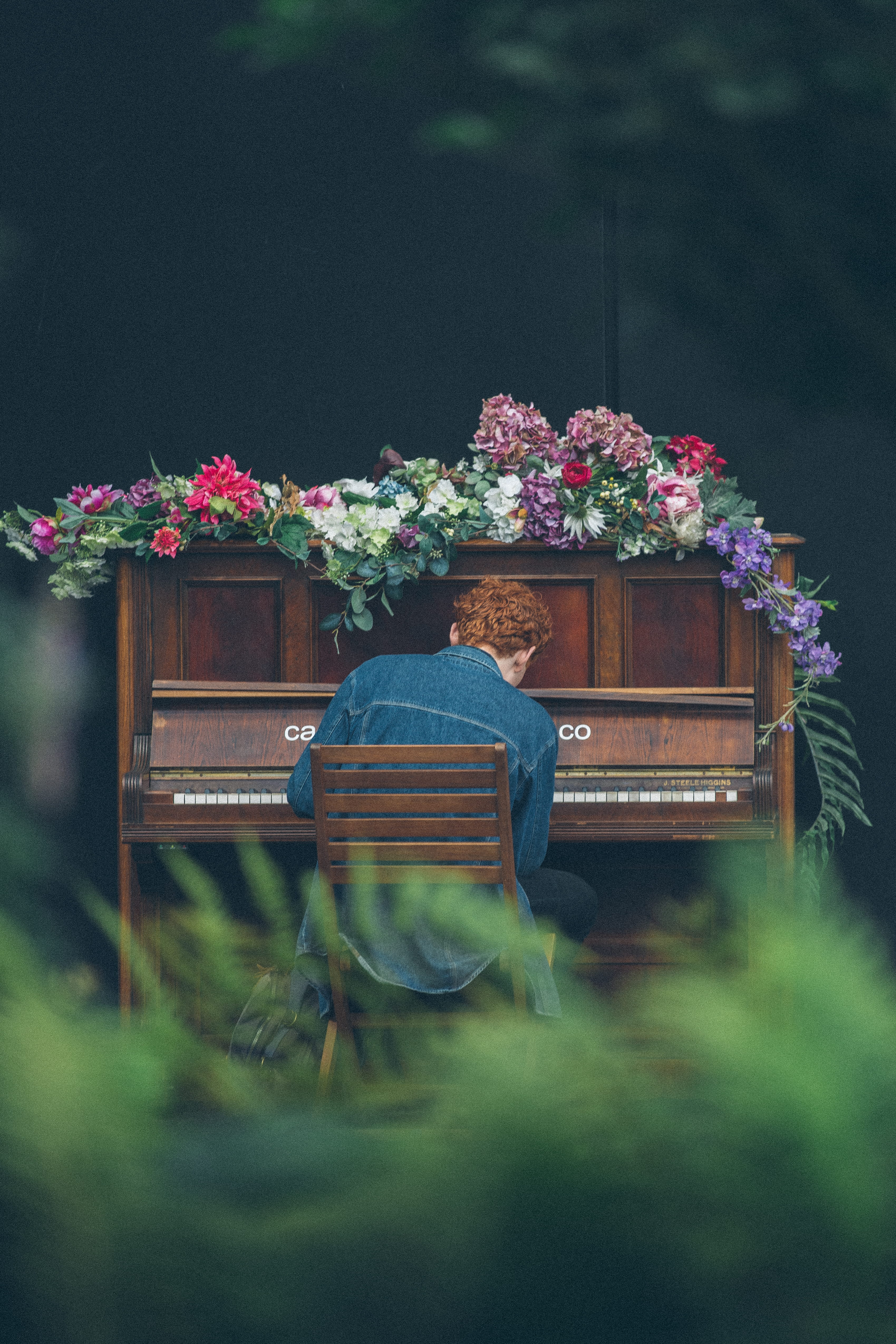 outdoors, person, playing, plant, flower arrangement, play piano, play, selective focus, bench, lifestyles, nature, keys, flower, candid, upright, music, Phone HD Wallpaper