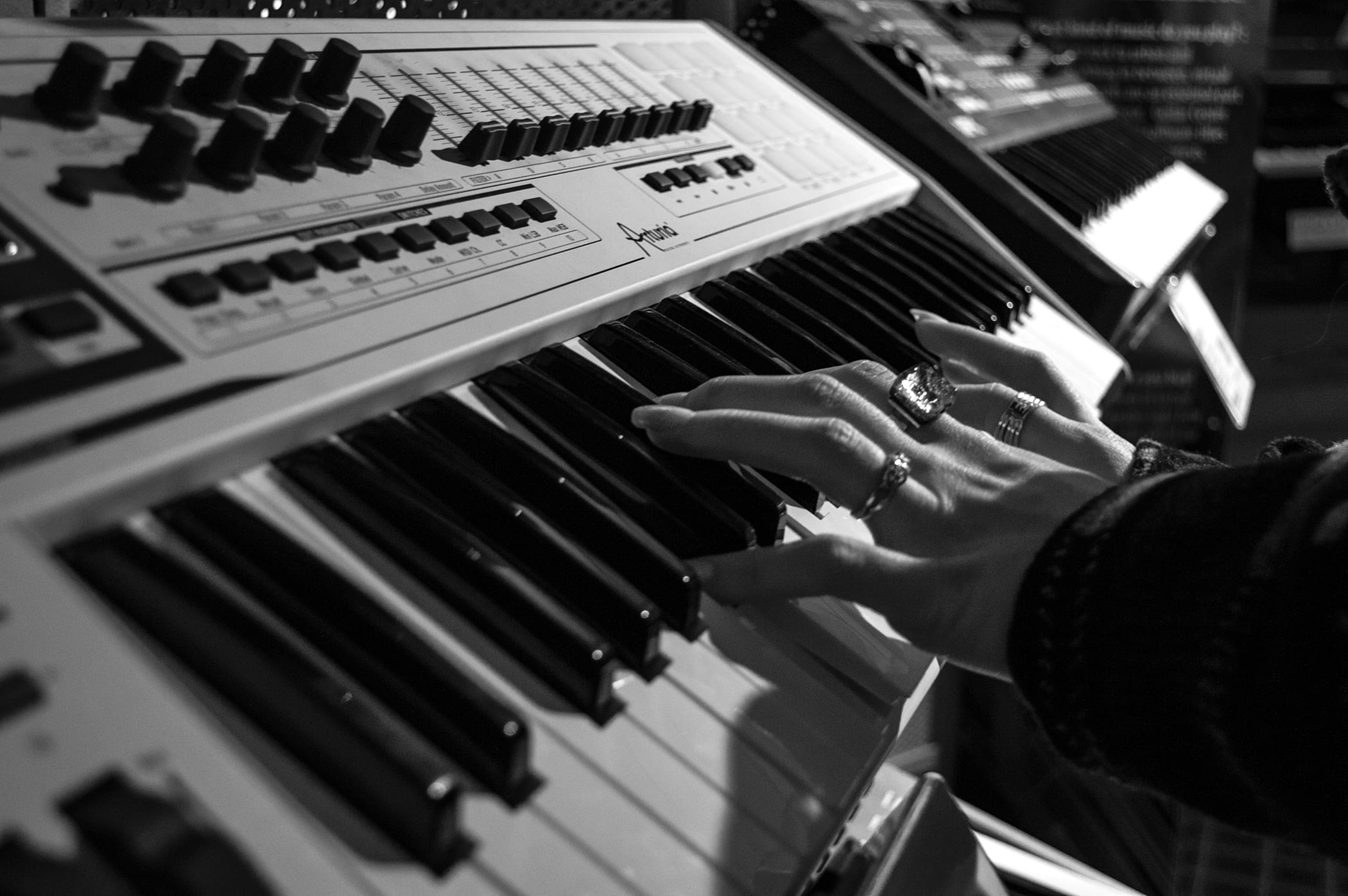 electric, 1080P, black-and-white, hands, grayscale, piano key, playing, sound recording equipment, hand, keys, piano player, lifestyles, person, body part, HD Wallpaper
