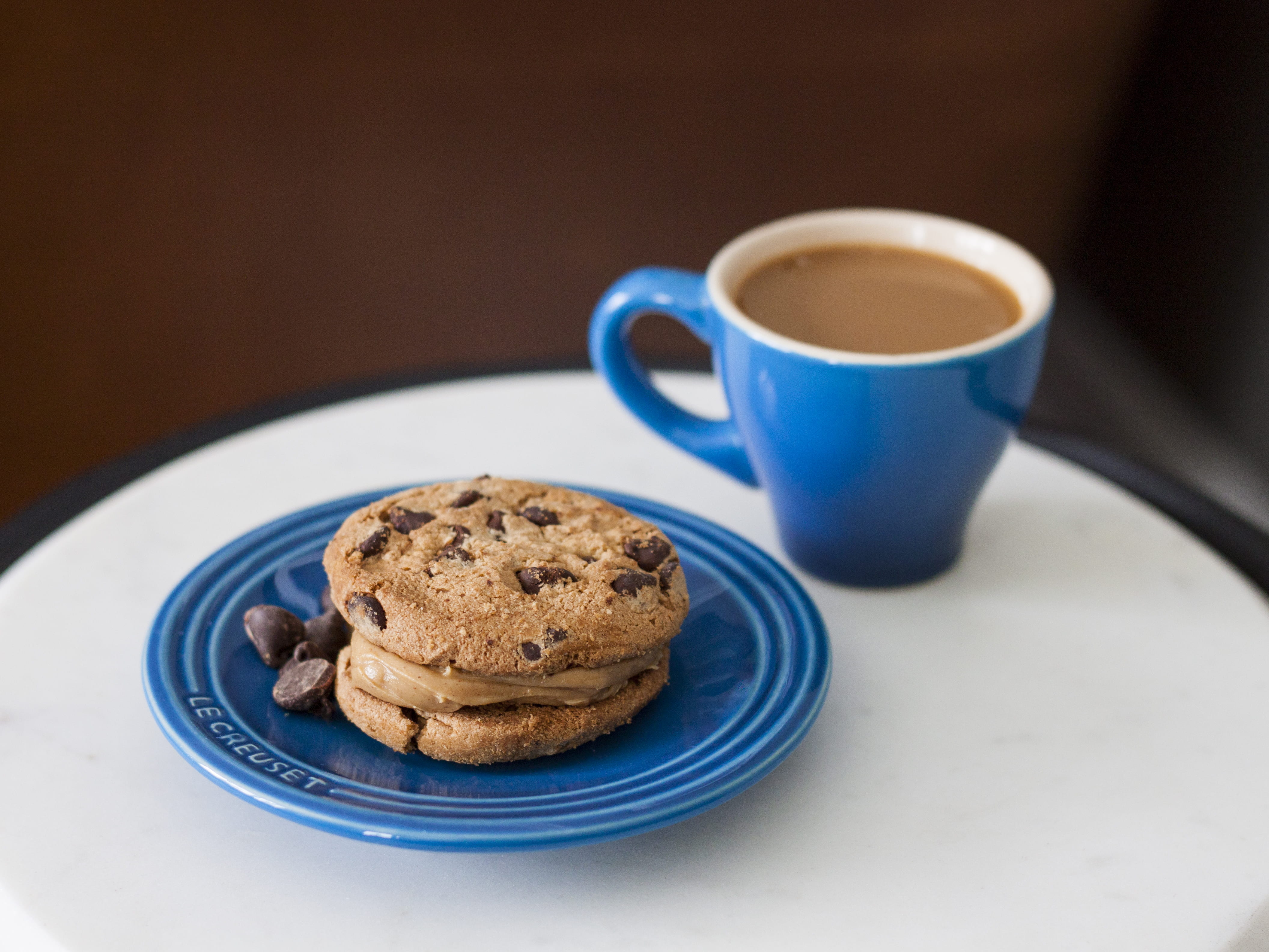 break, tea cup, snack, coffee - drink, peanut butter, coffee, food, drink, table, mug, freshness, chocolate chip, plate, cookie, baked, beside, cup, coffee cup, HD Wallpaper